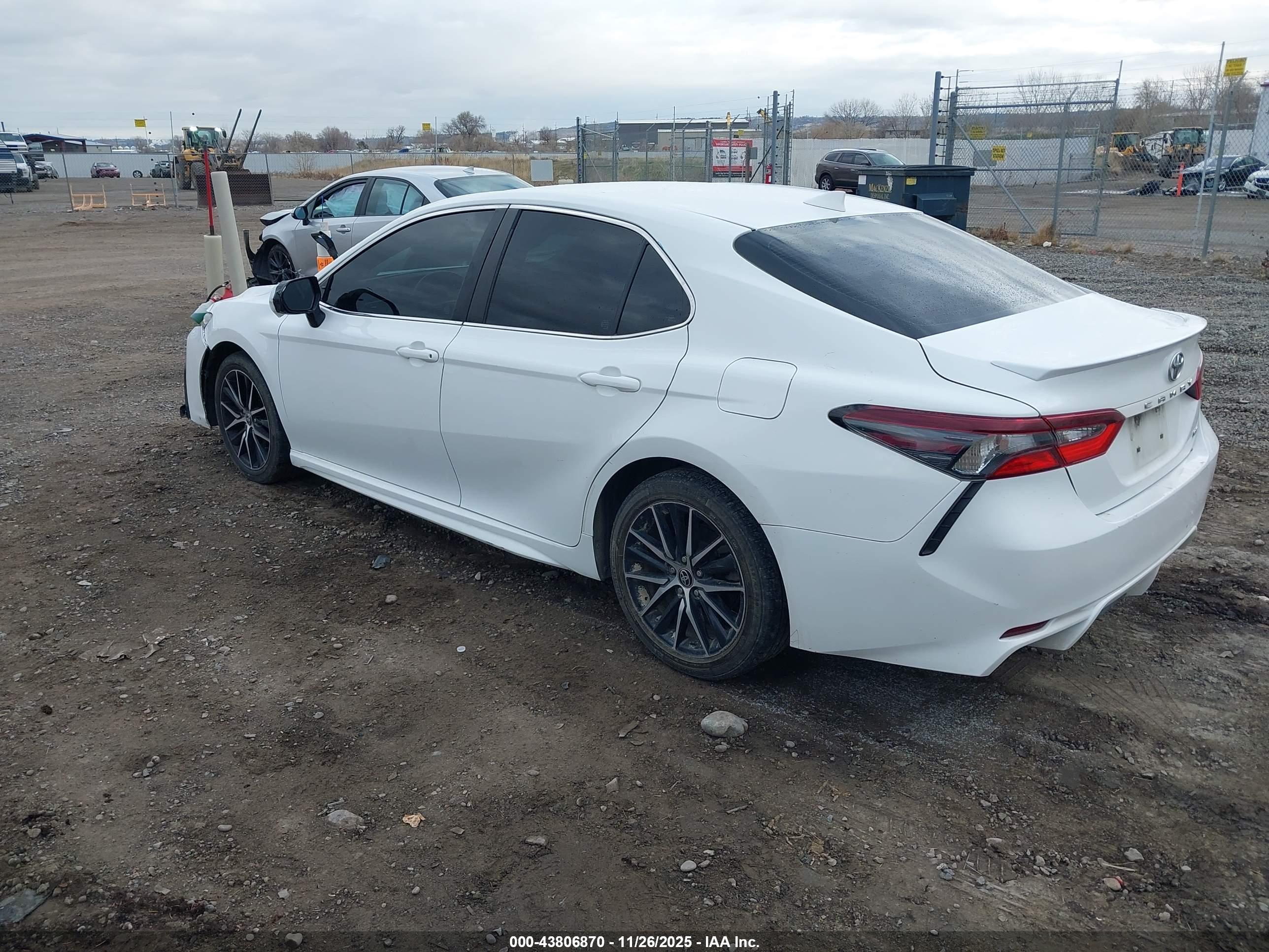 TOYOTA CAMRY image 3