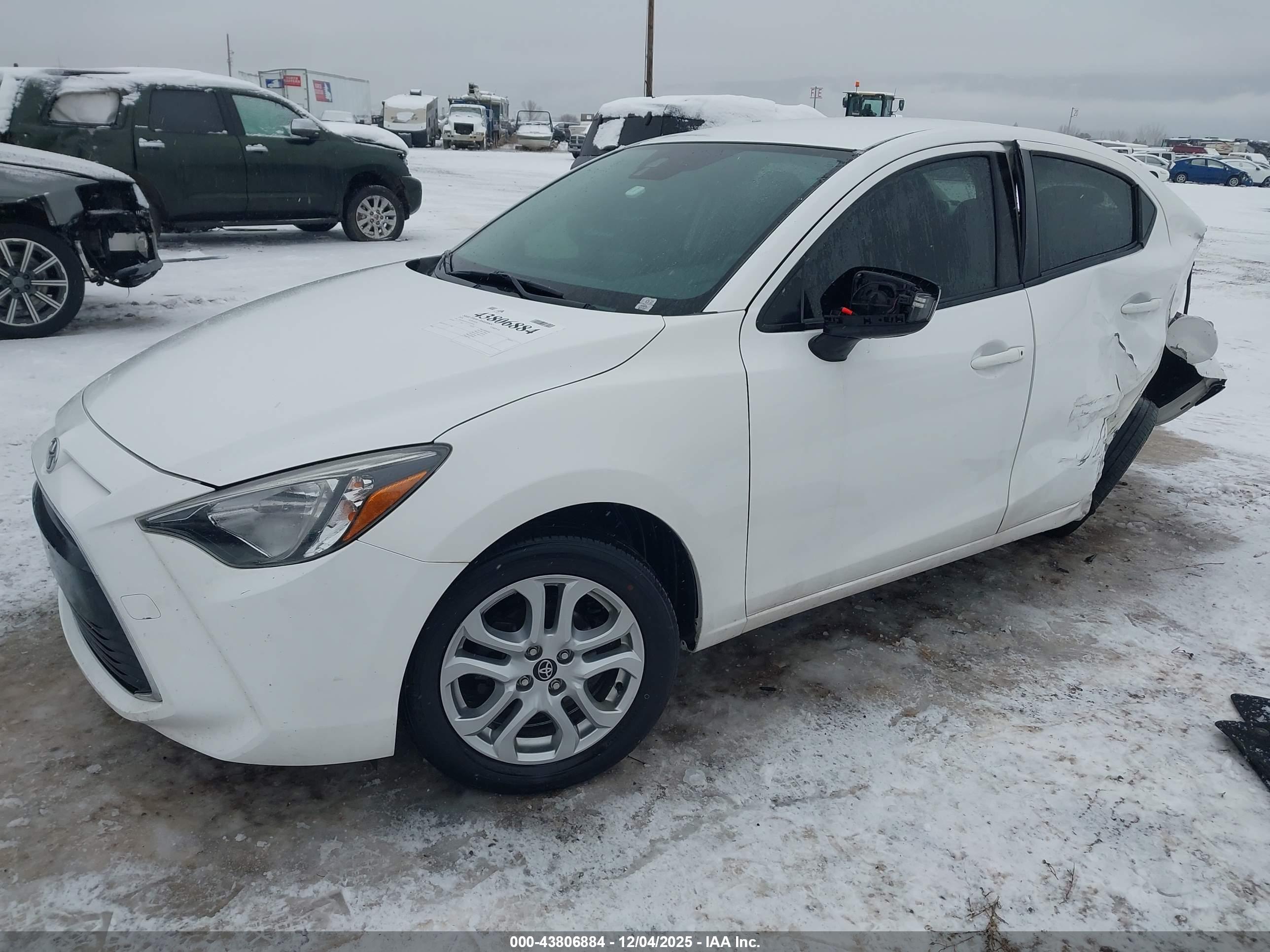 TOYOTA YARIS image 2