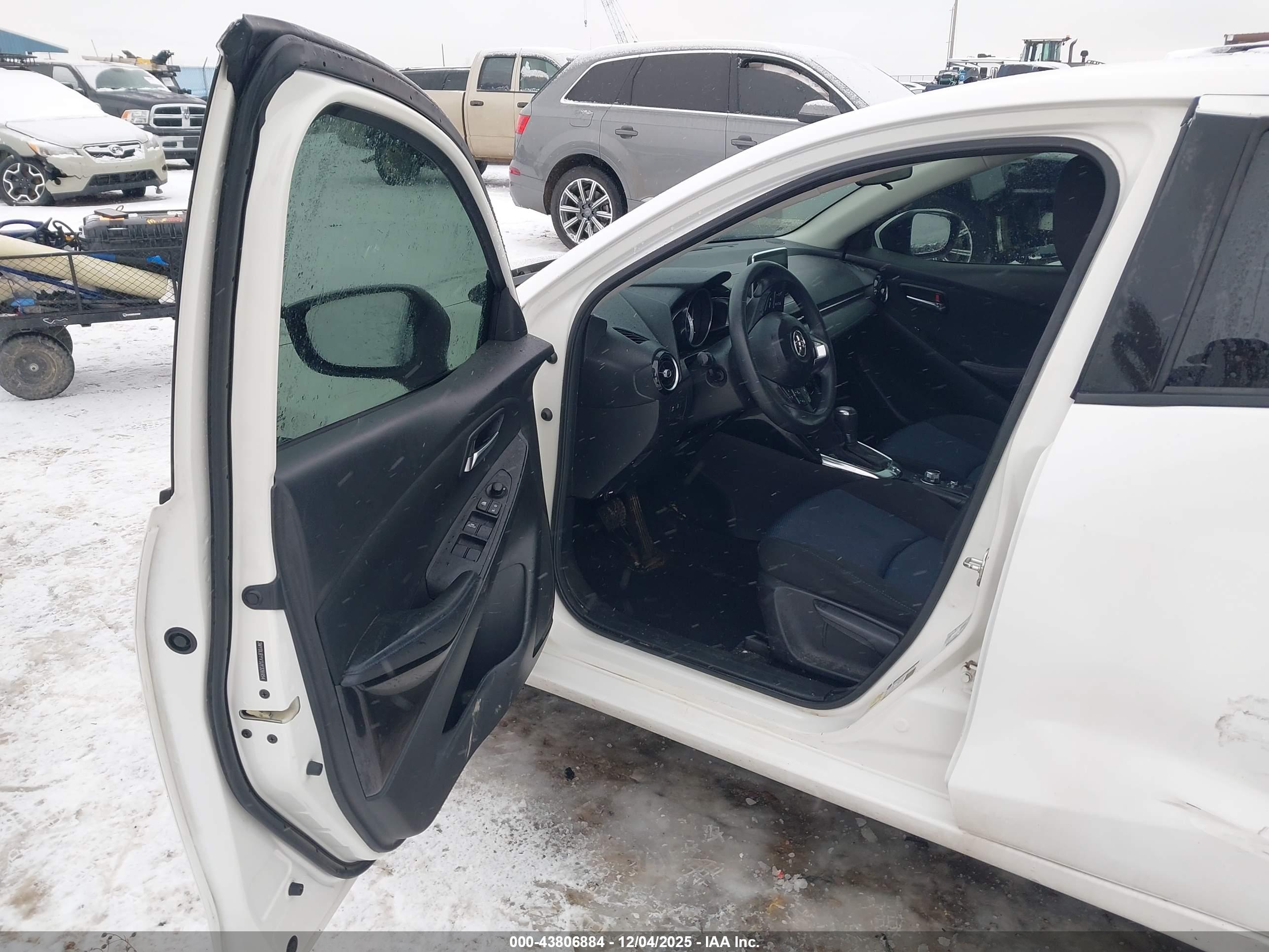 TOYOTA YARIS image 5