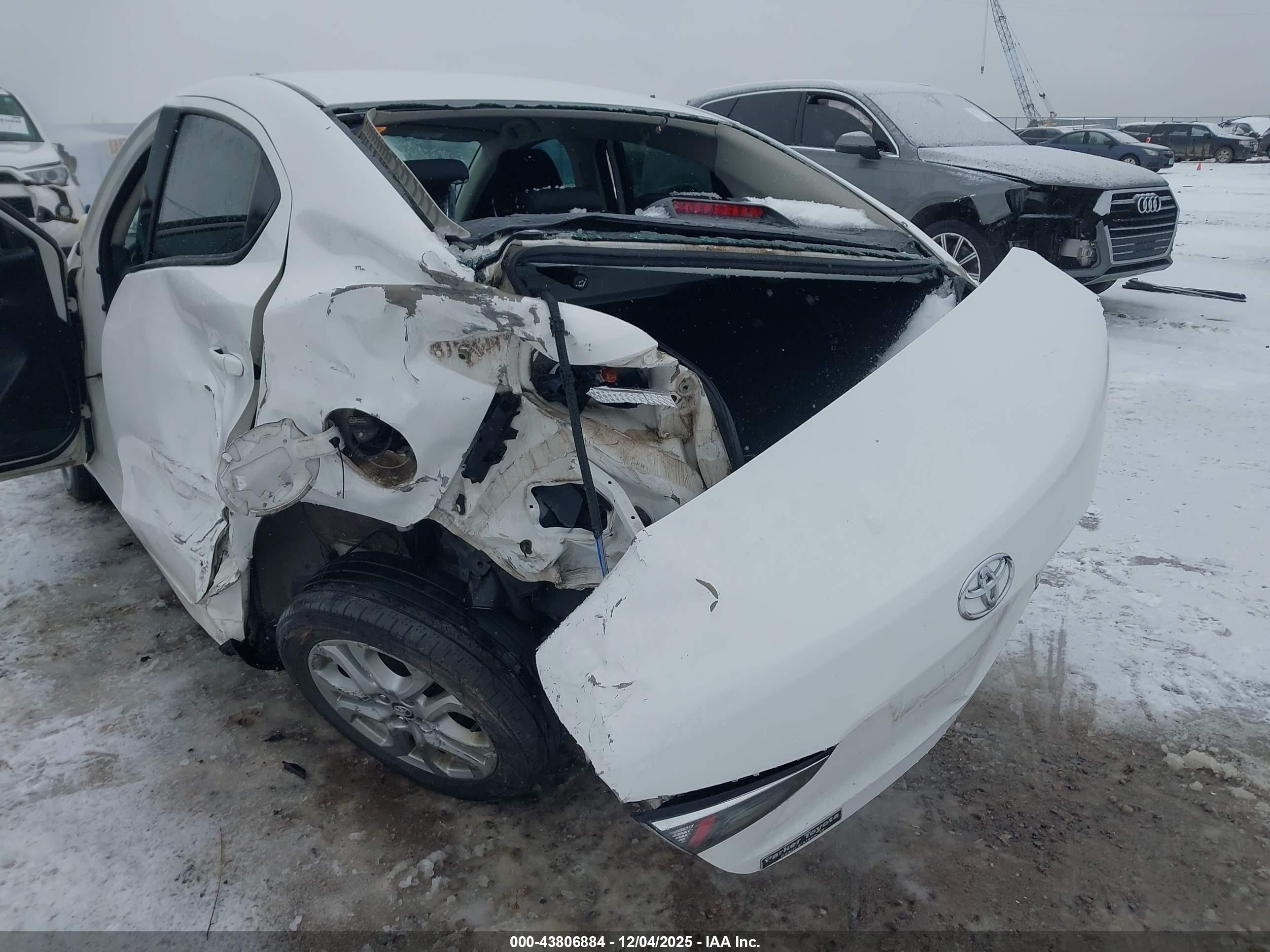 TOYOTA YARIS image 6