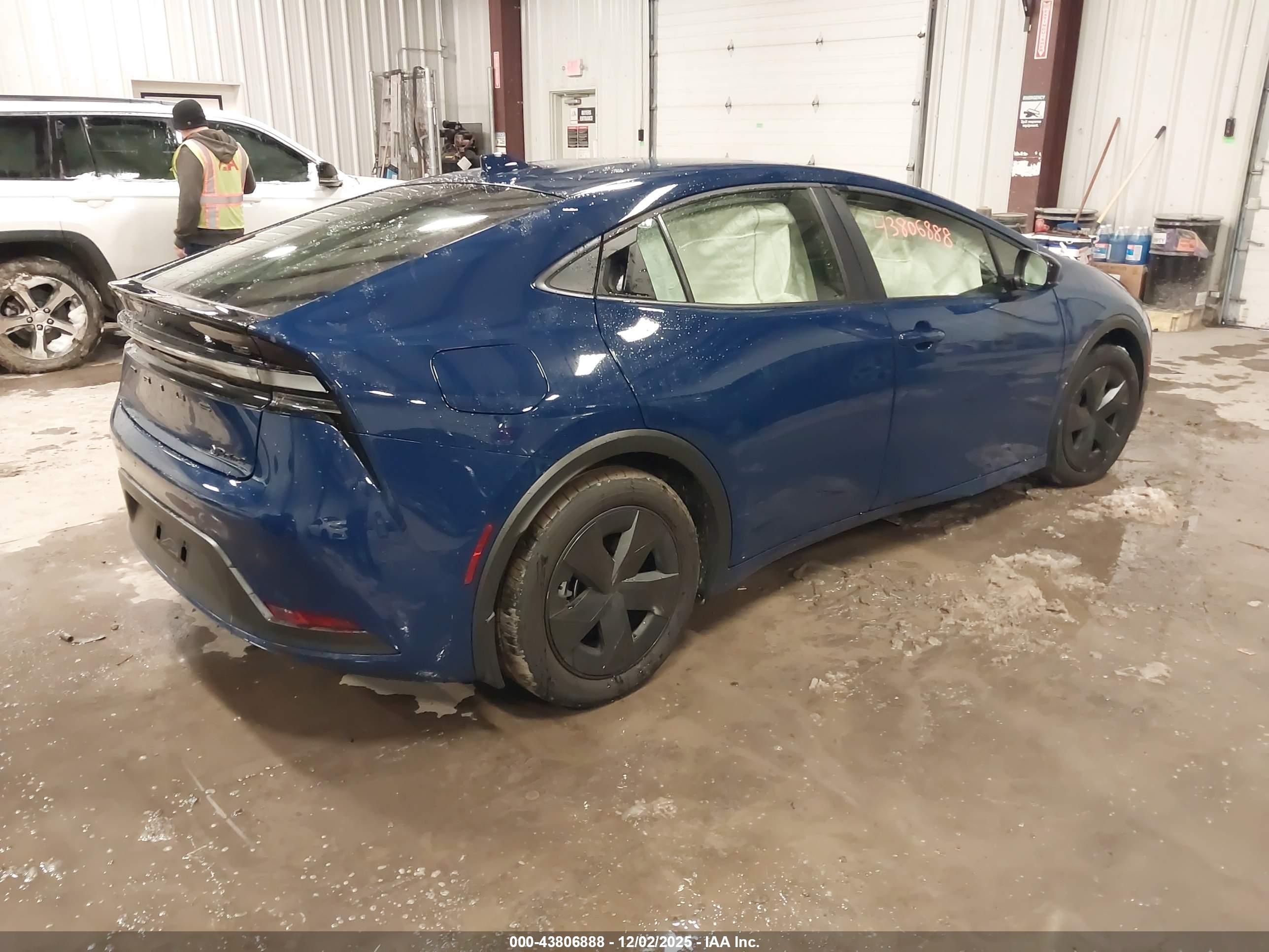 TOYOTA PRIUS image 4
