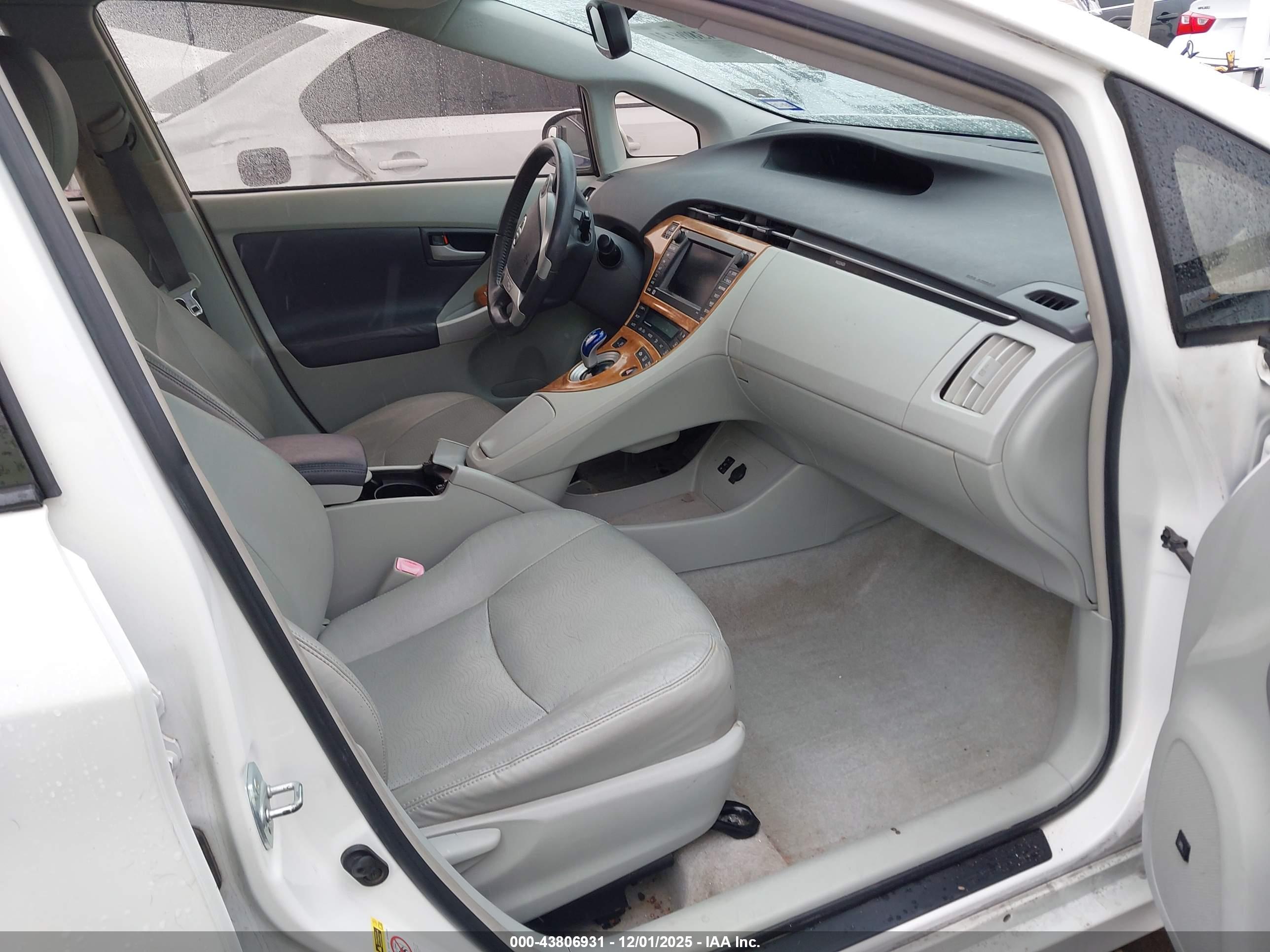 TOYOTA PRIUS image 5