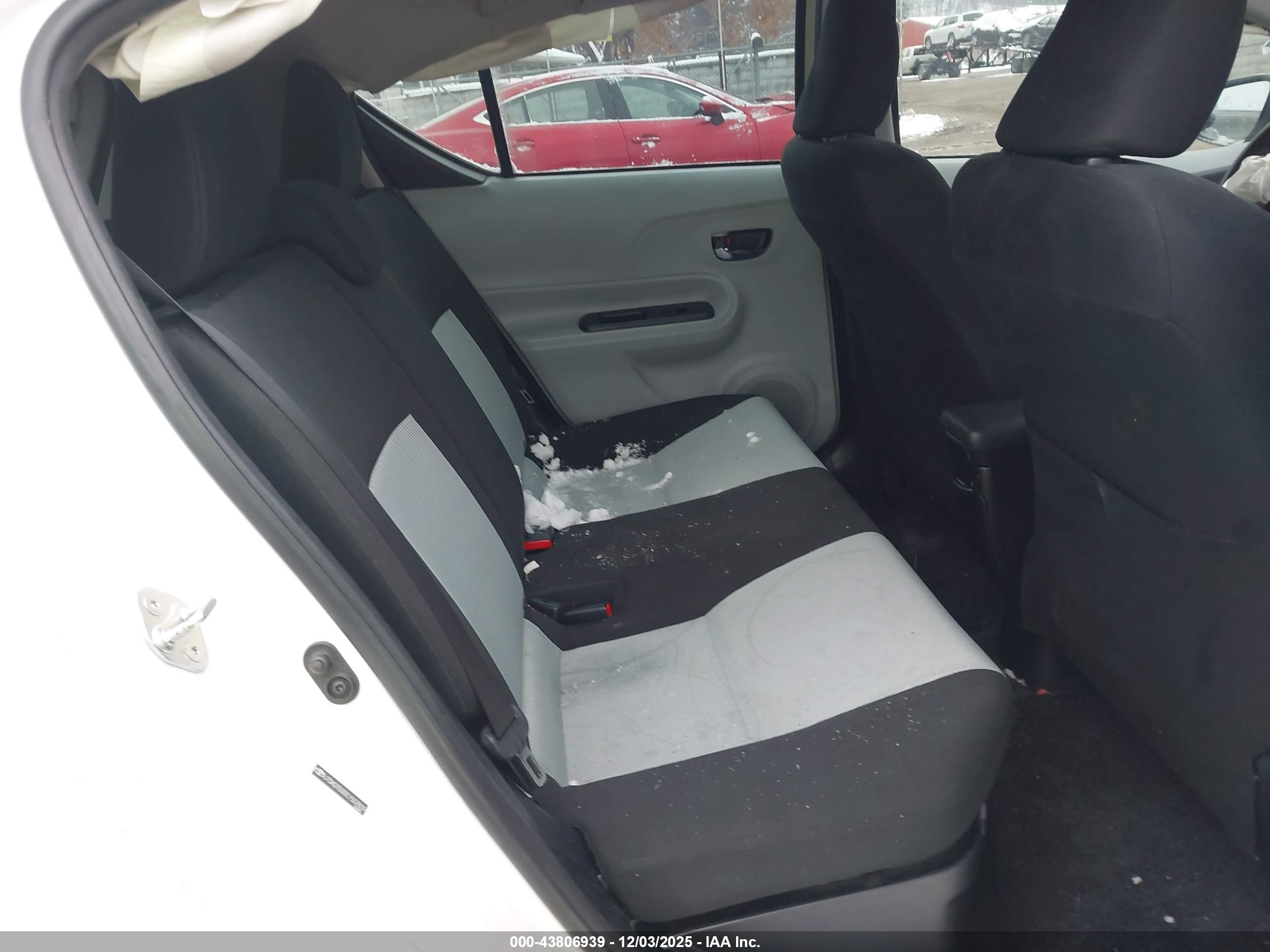 TOYOTA PRIUS image 8