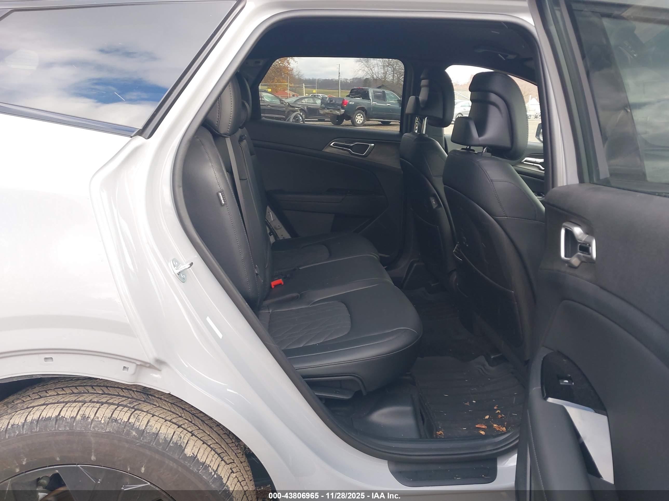 KIA SPORTAGE image 8