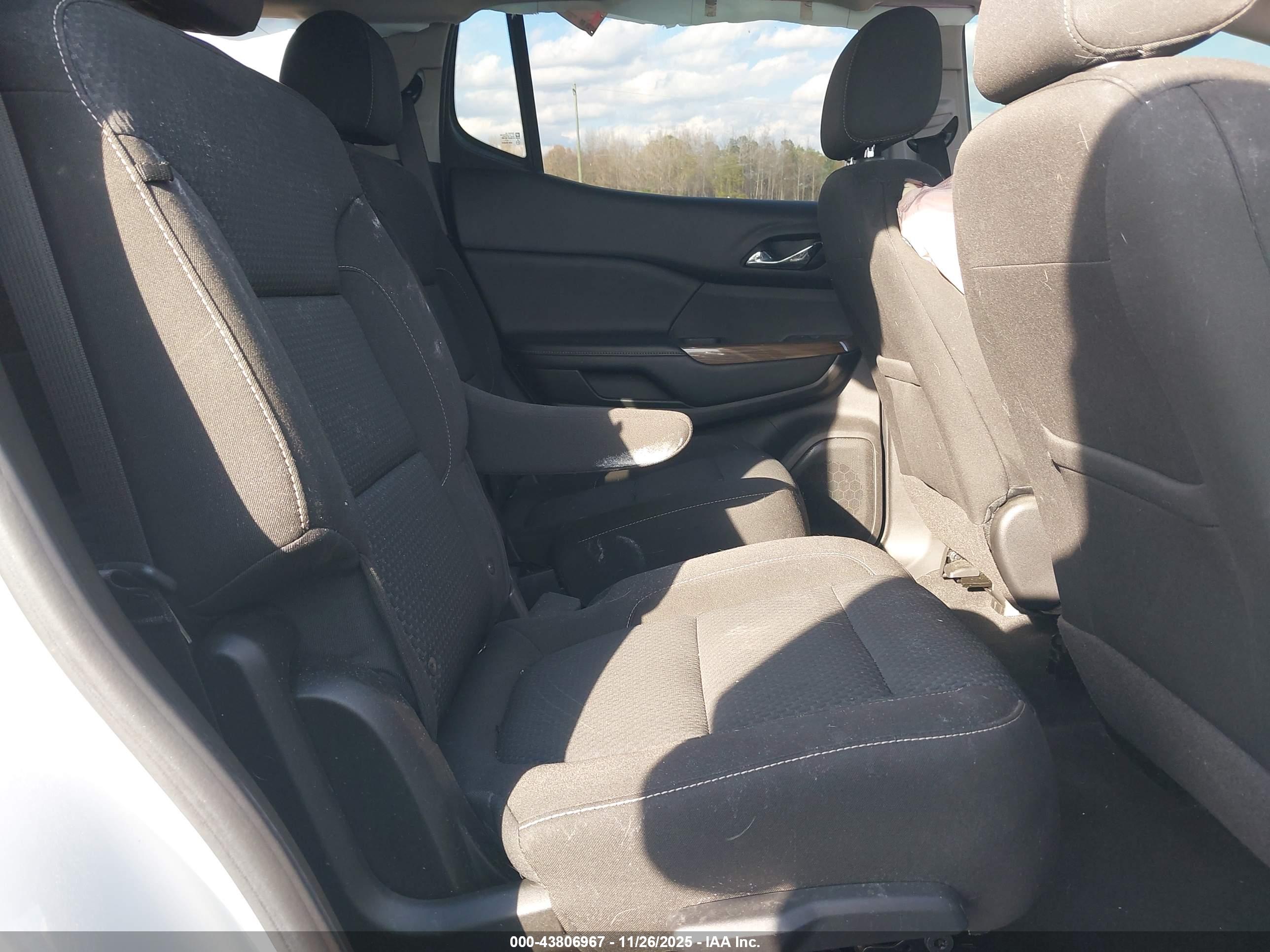 GMC ACADIA image 8