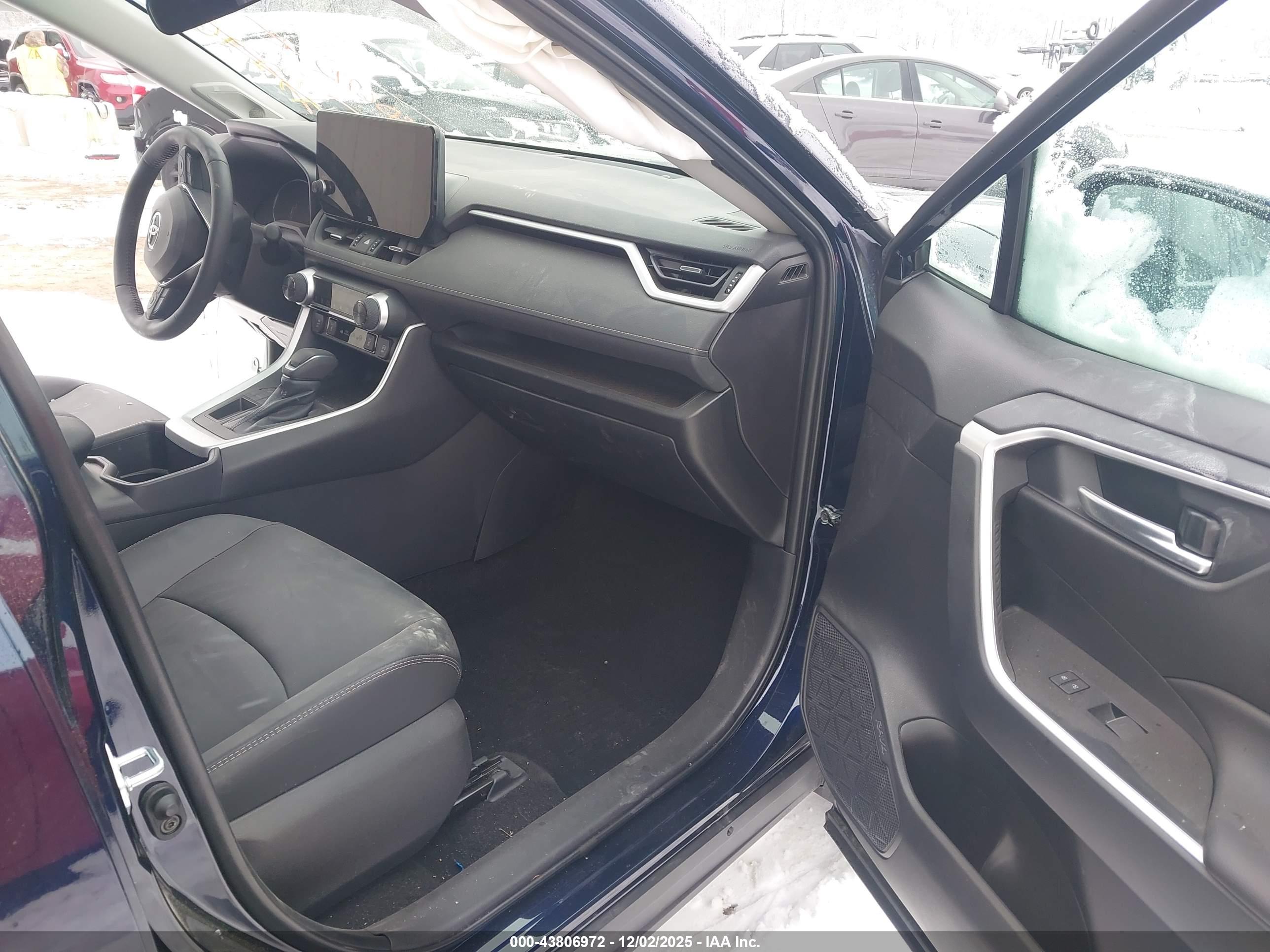 TOYOTA RAV4 image 5
