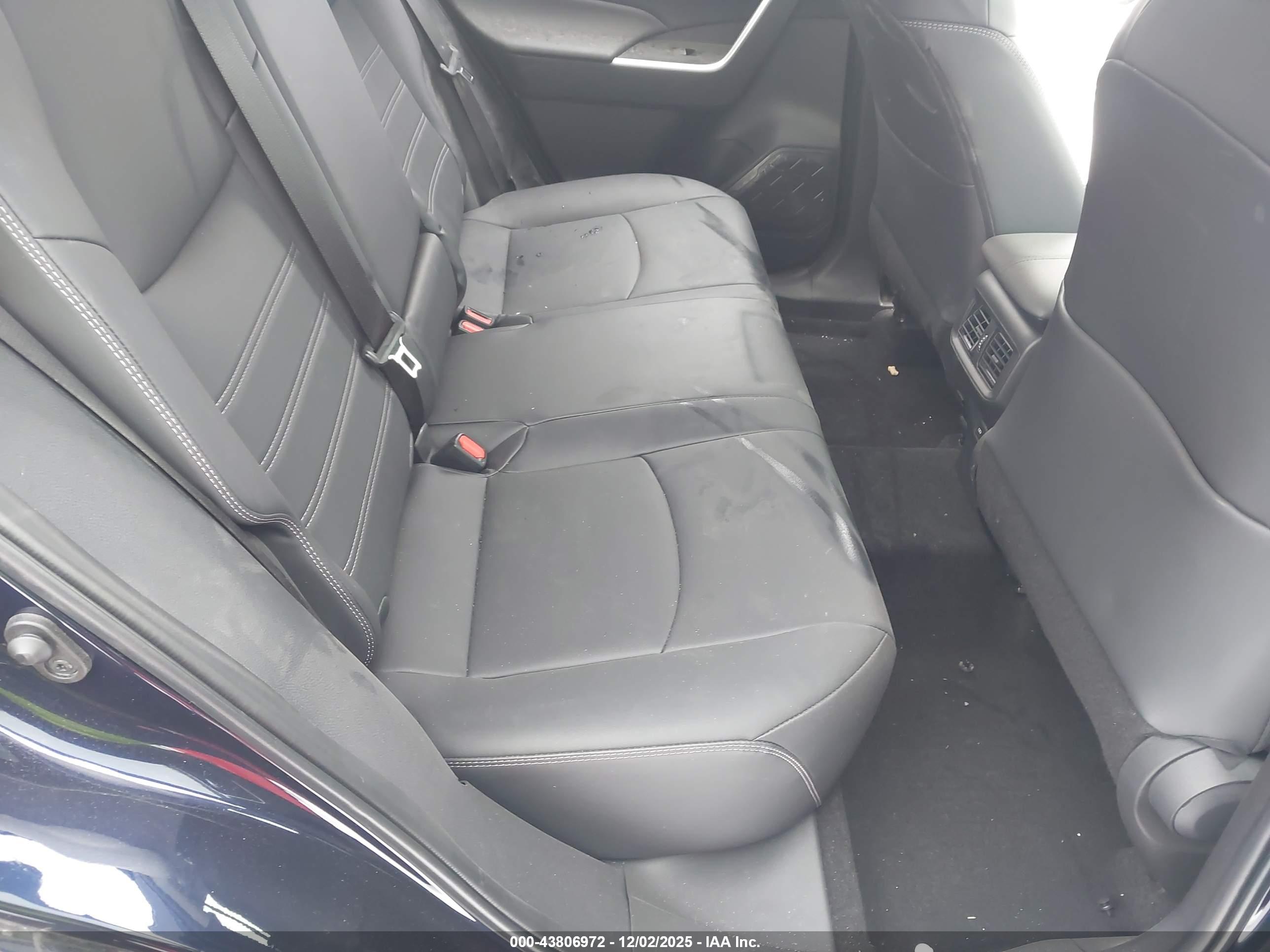 TOYOTA RAV4 image 8