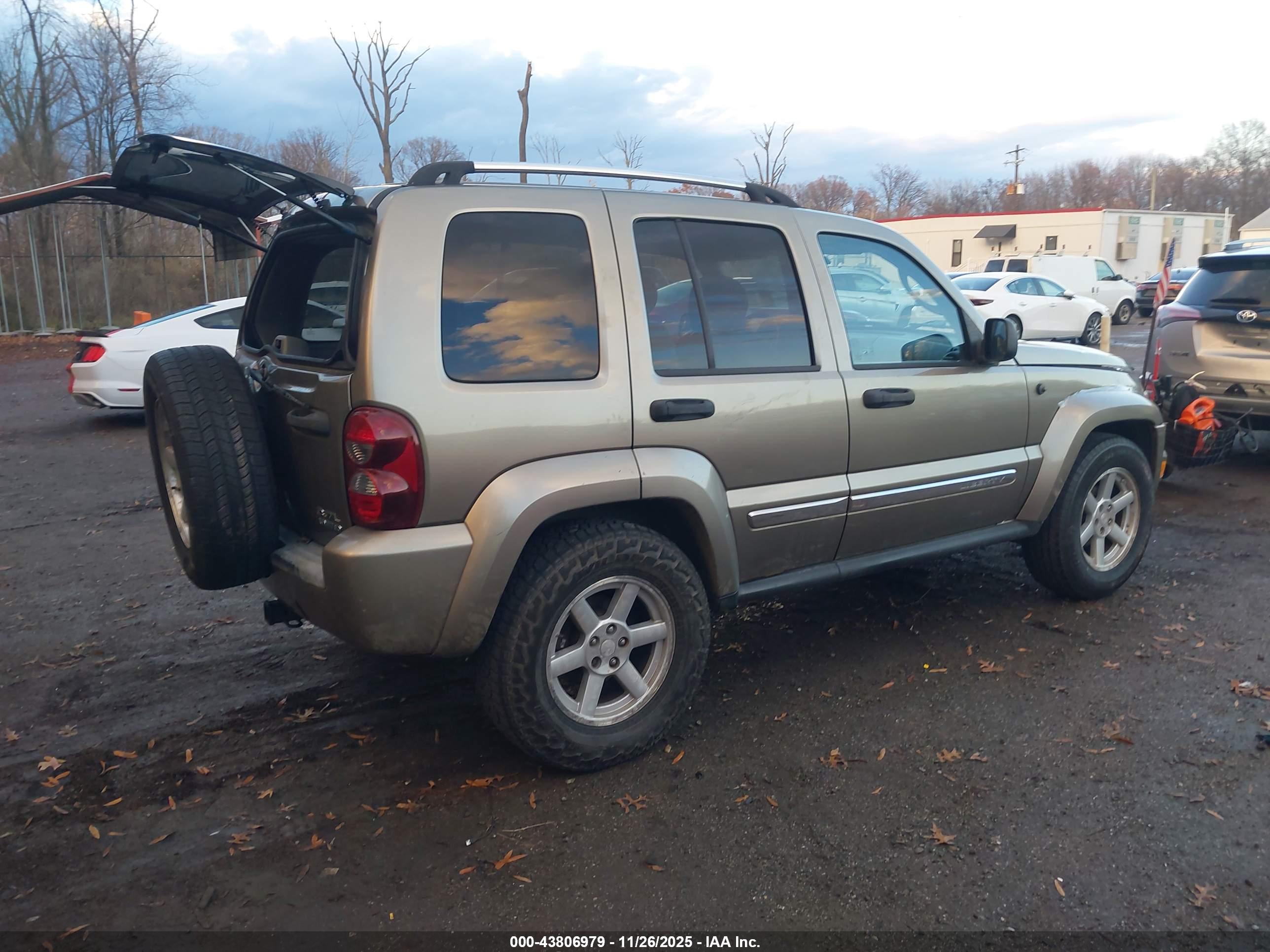 JEEP LIBERTY image 4