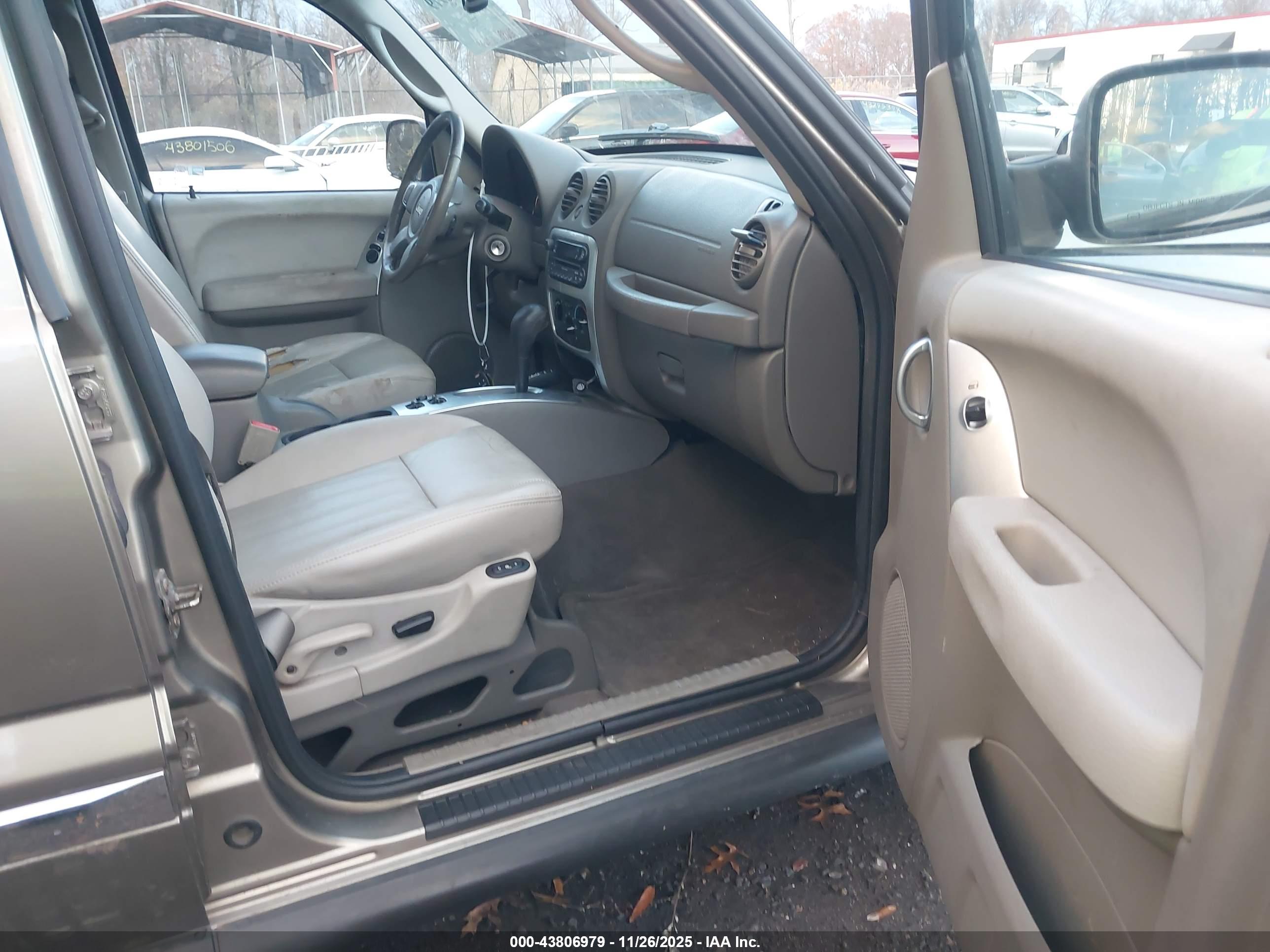 JEEP LIBERTY image 5