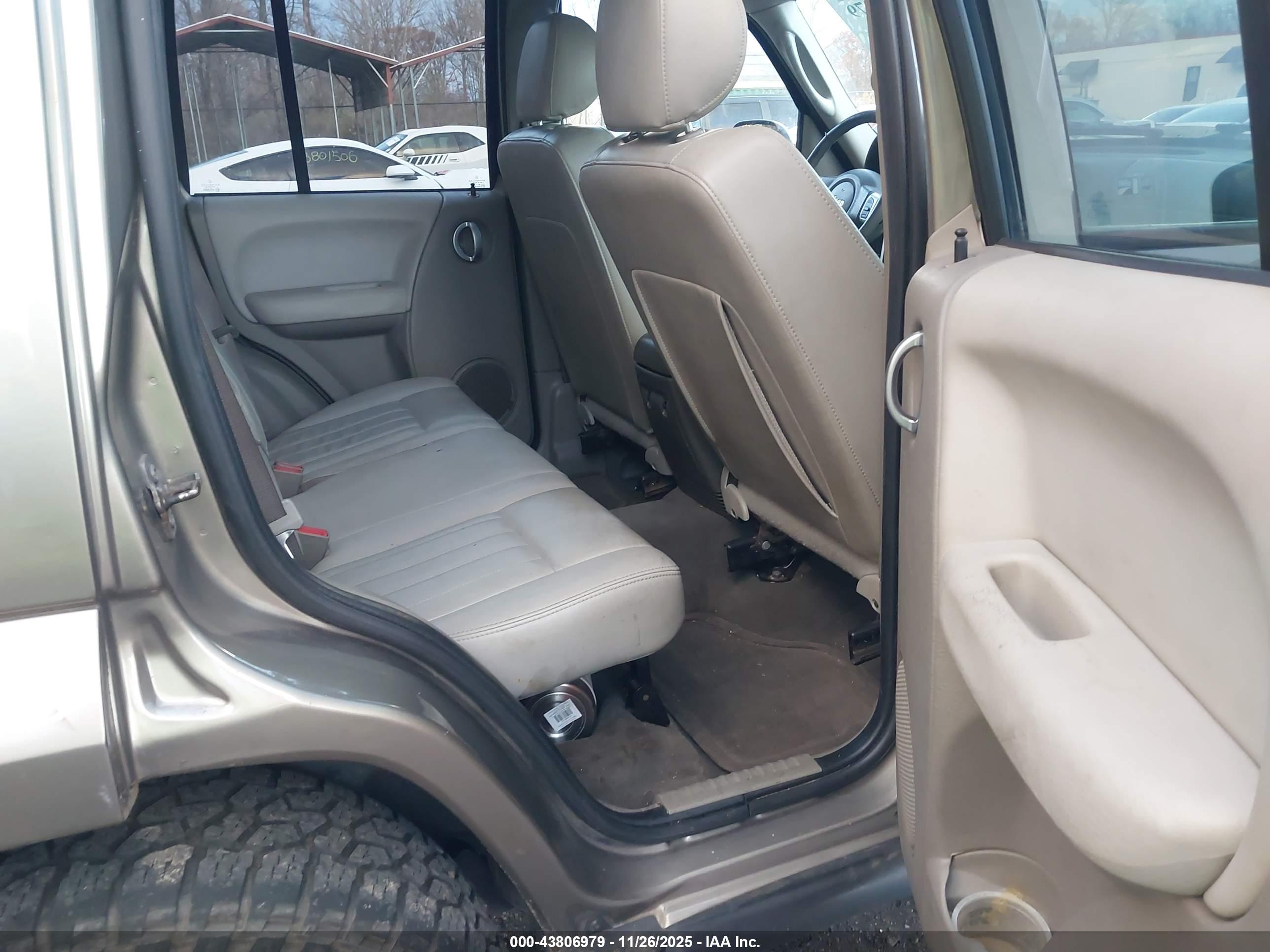 JEEP LIBERTY image 8