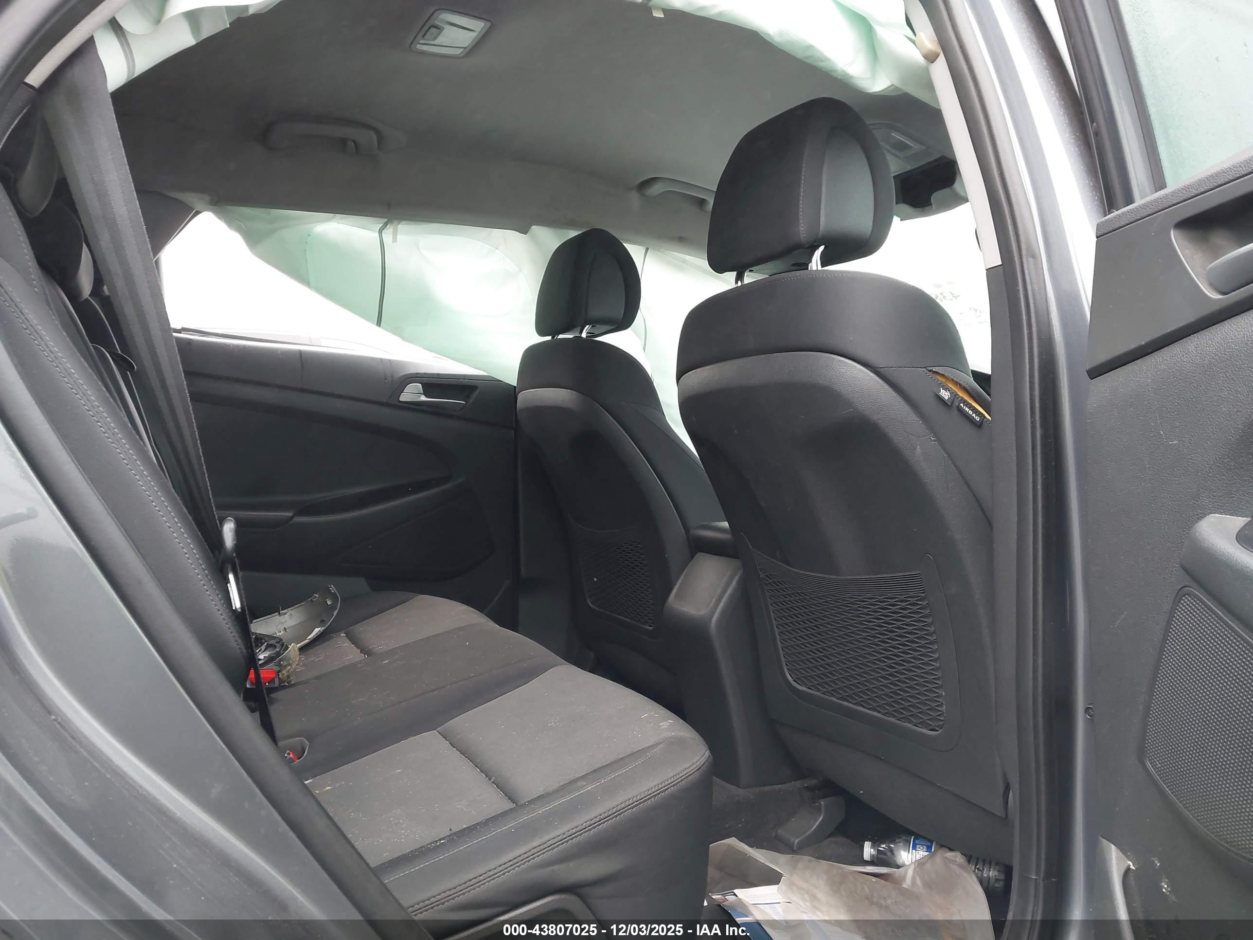 HYUNDAI TUCSON image 8