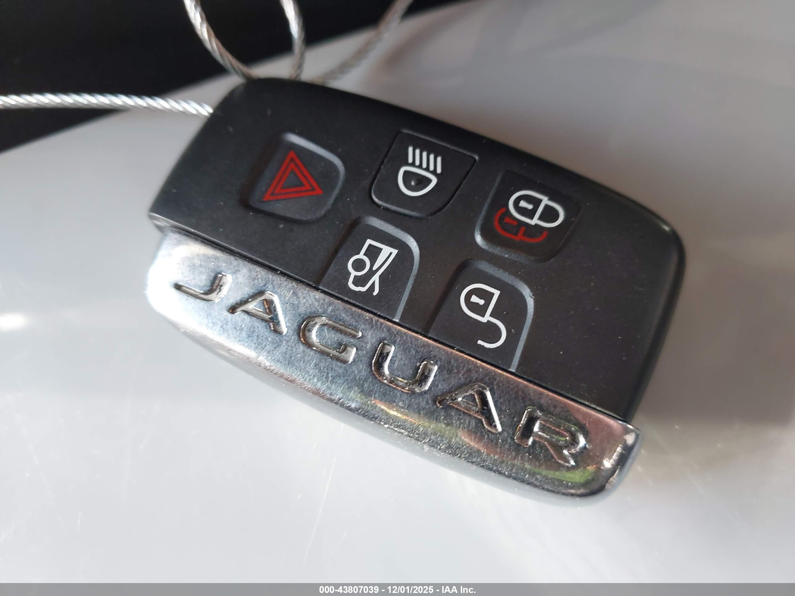 JAGUAR XJ image 11