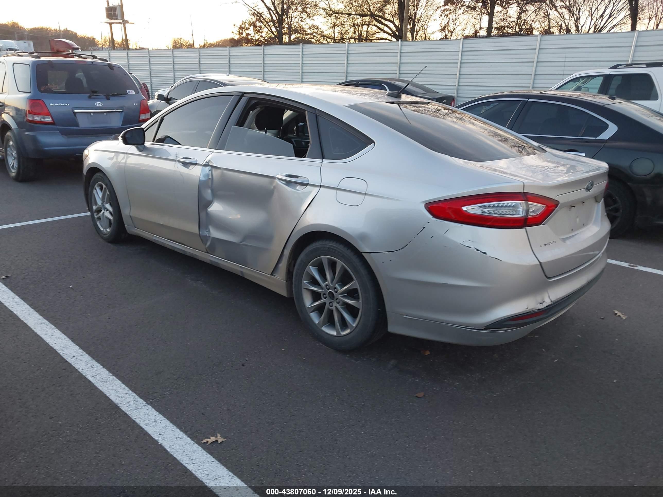 FORD FUSION image 3