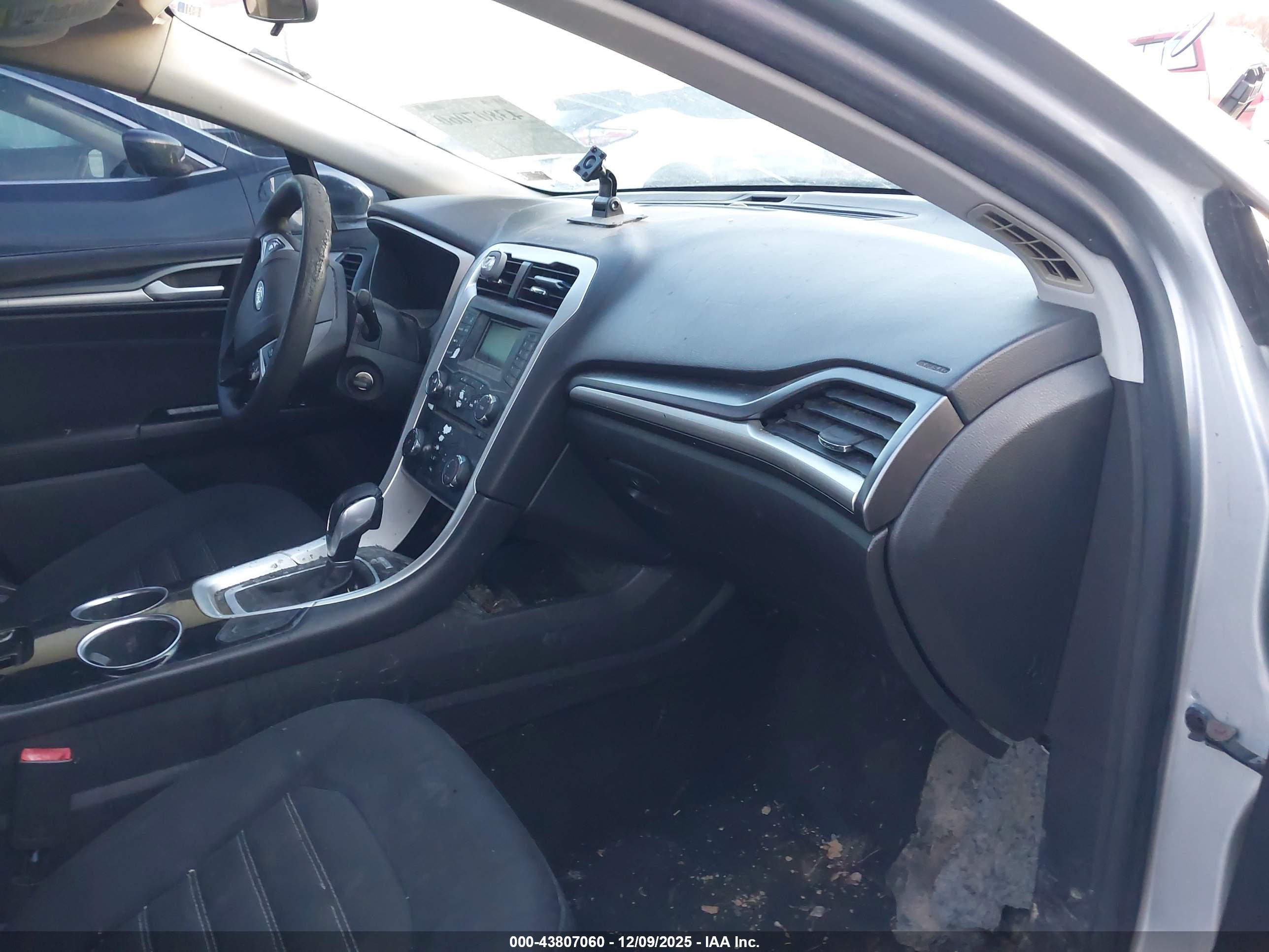 FORD FUSION image 5