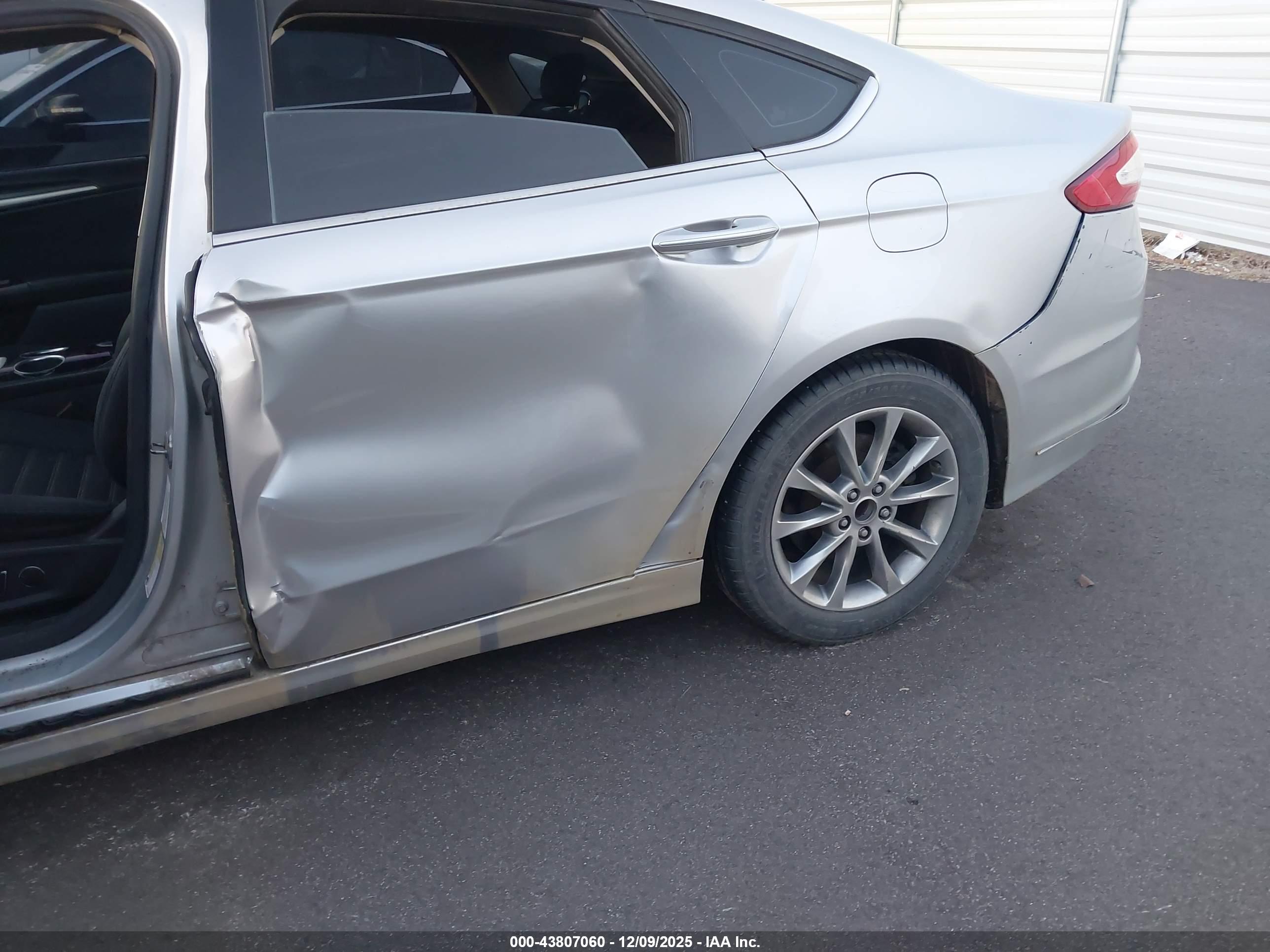 FORD FUSION image 6