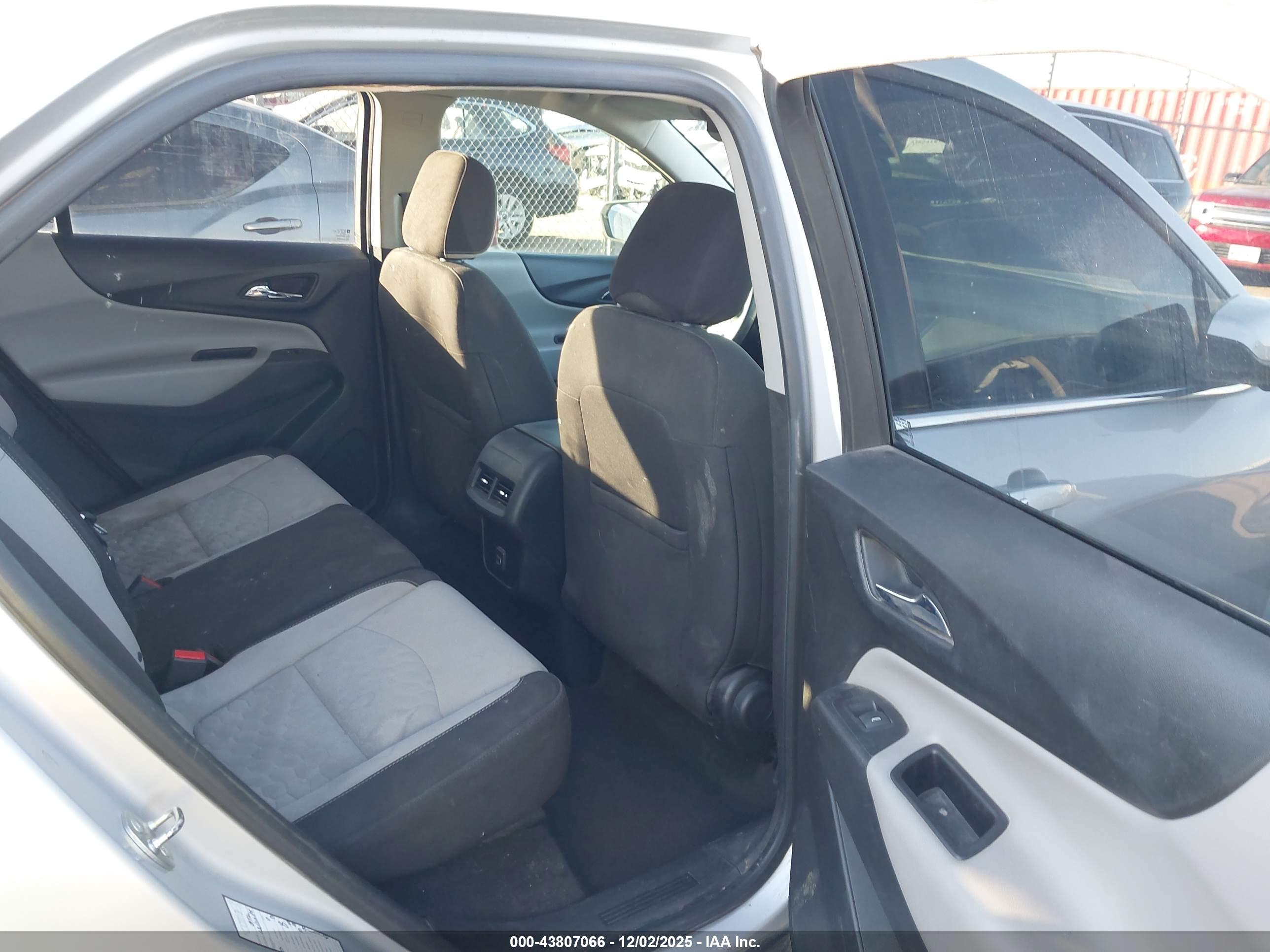 CHEVROLET EQUINOX image 8