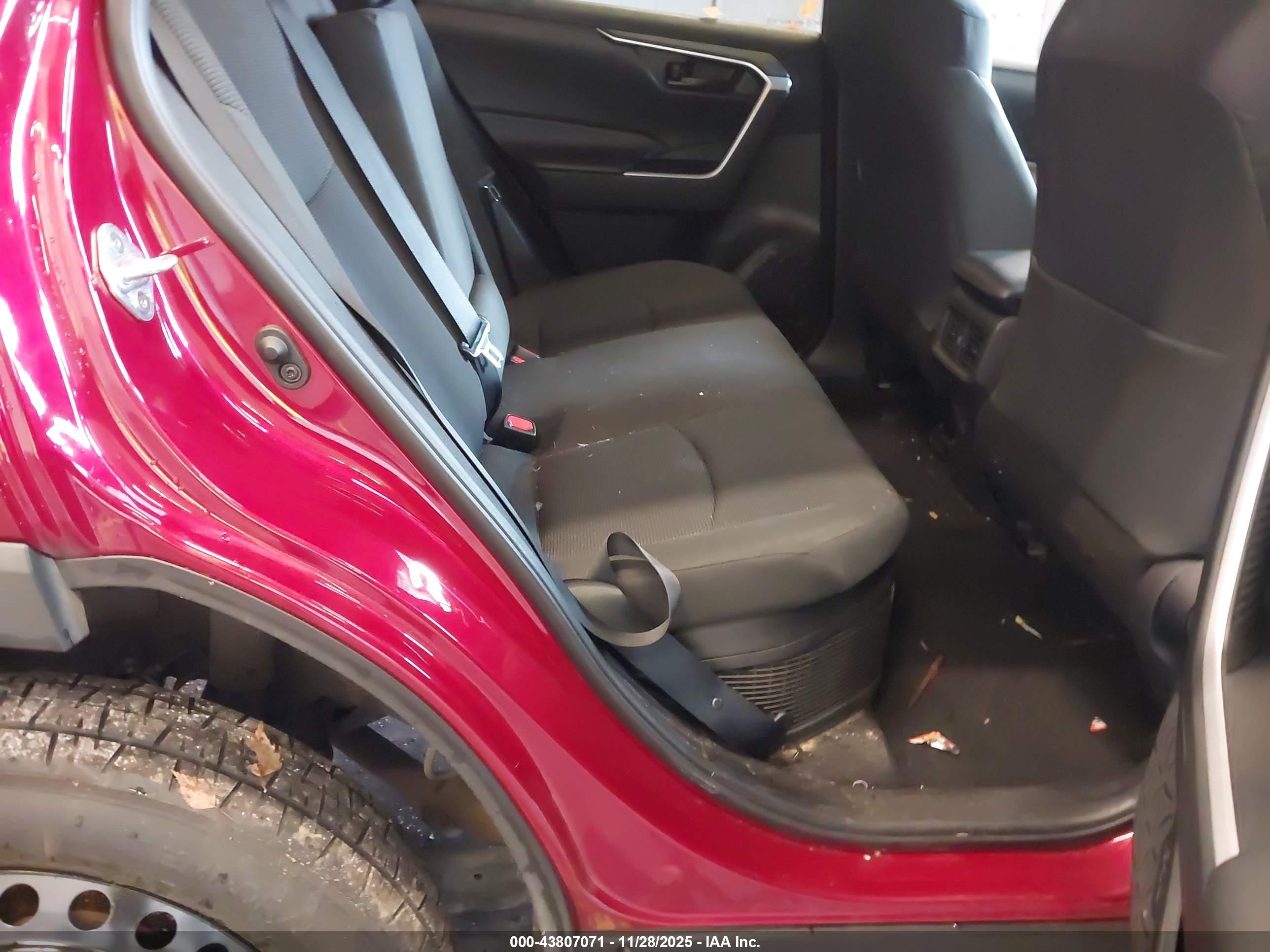 TOYOTA RAV4 image 8