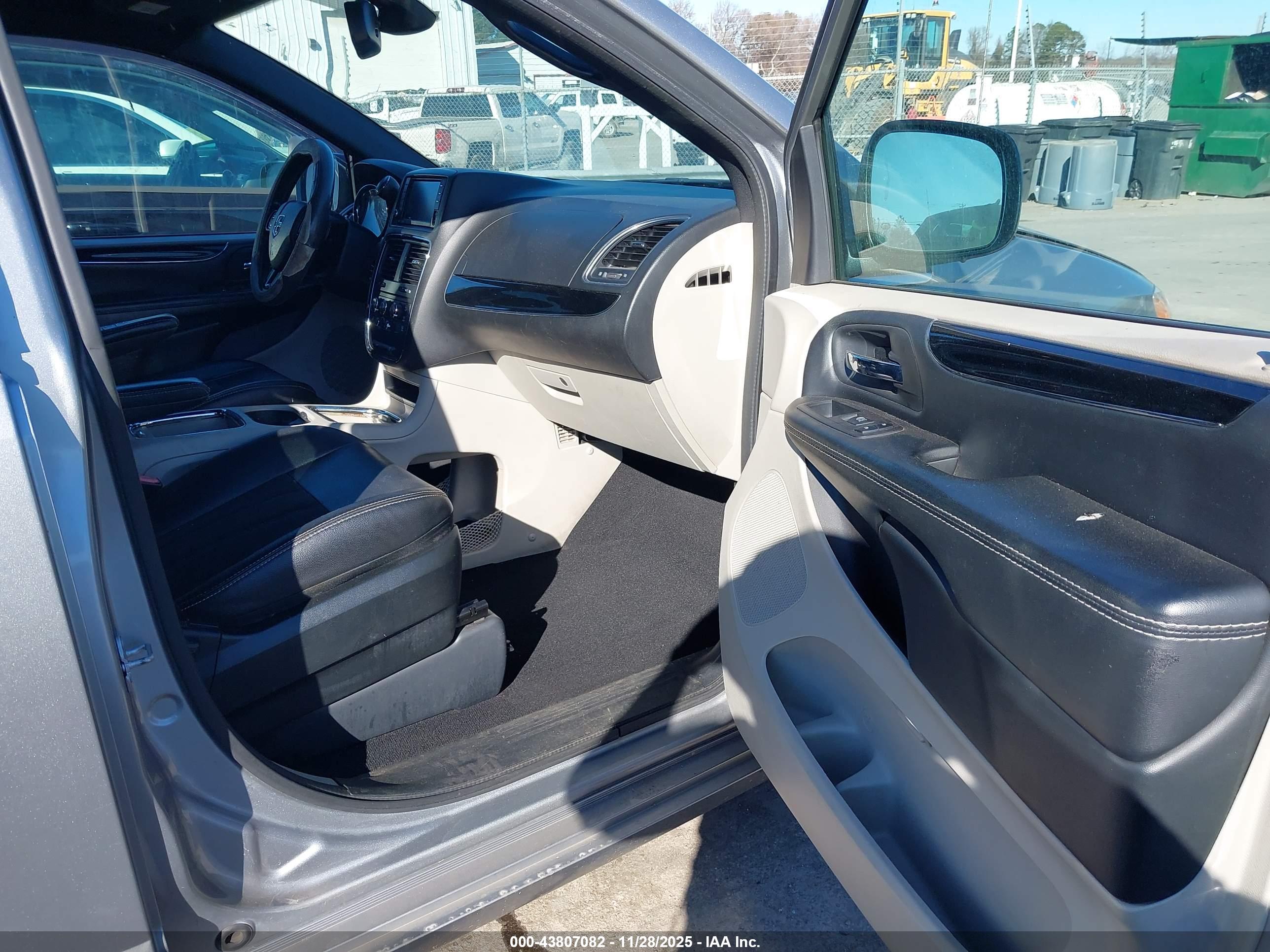 DODGE GRAND image 5