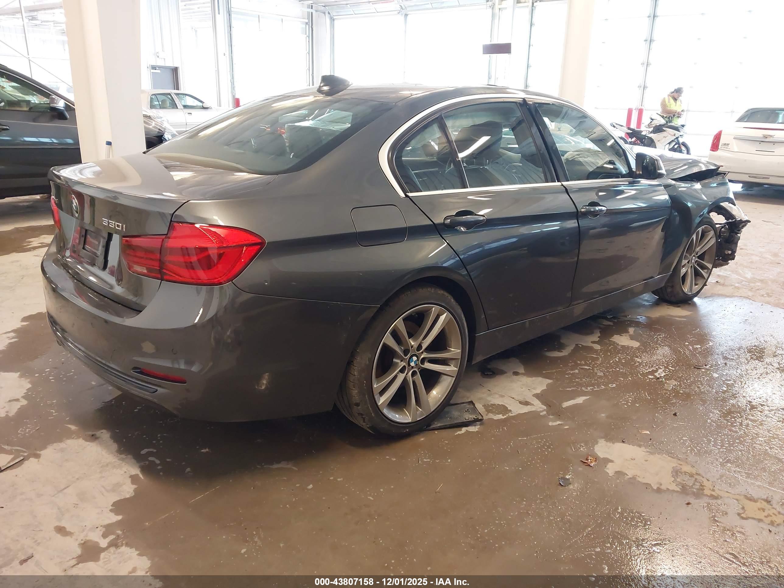 BMW 330I image 4