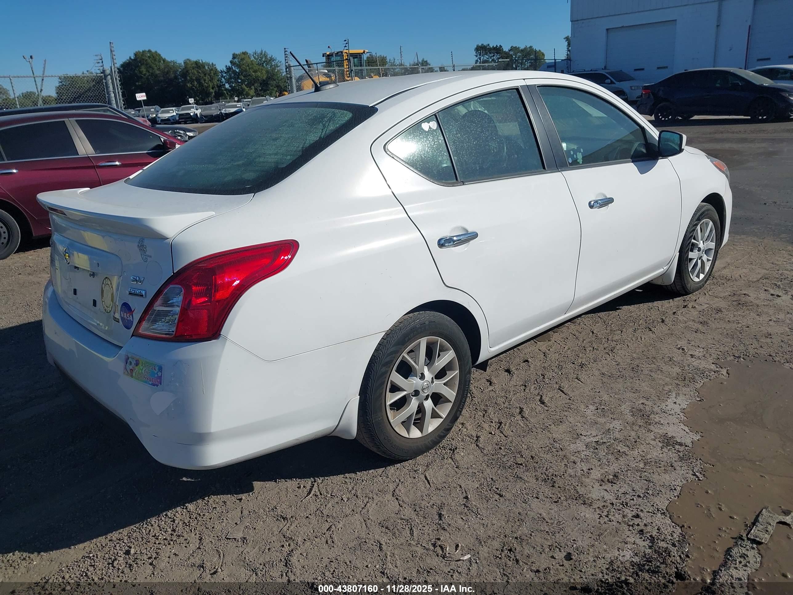 NISSAN VERSA image 4