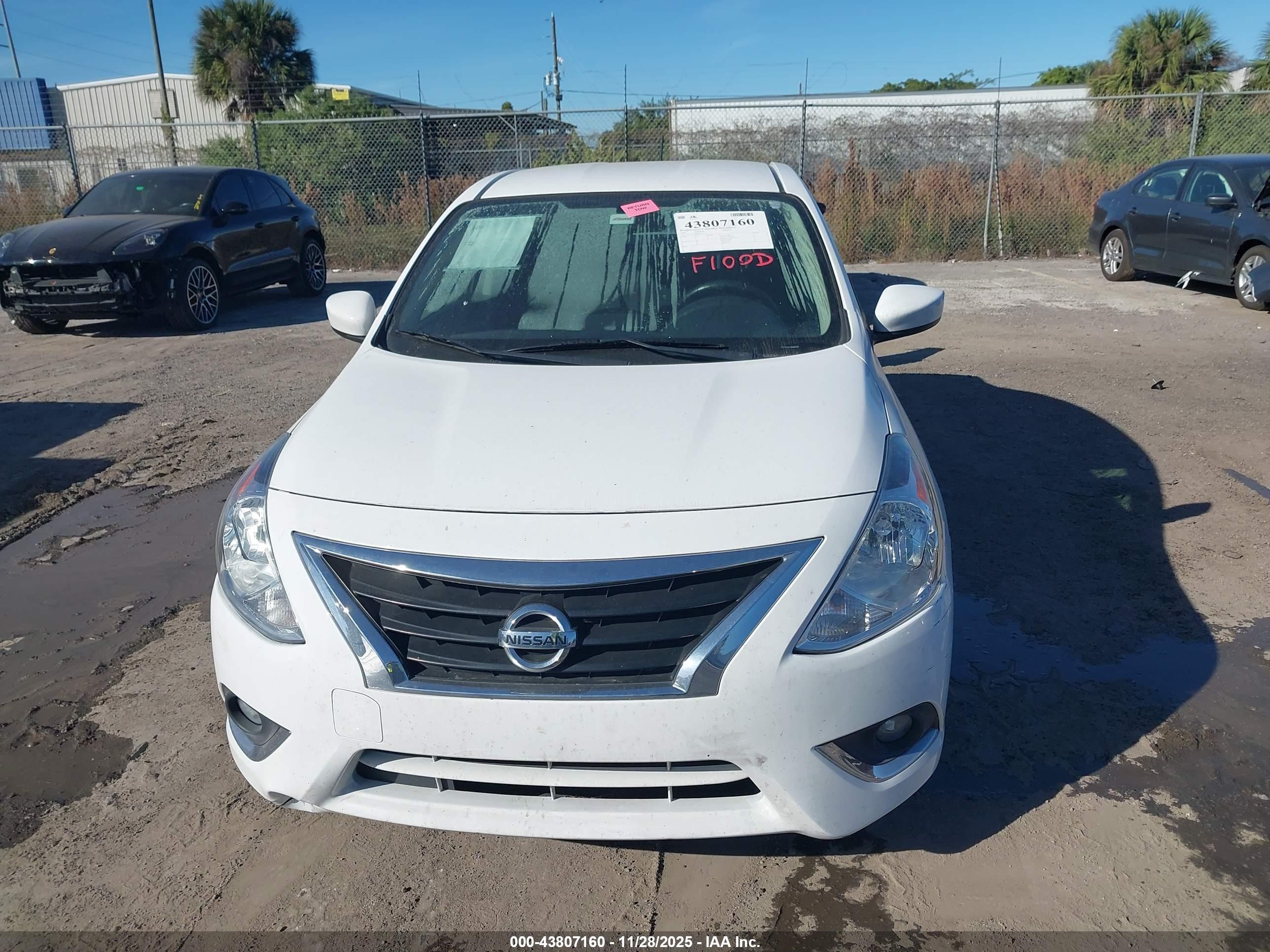 NISSAN VERSA image 6