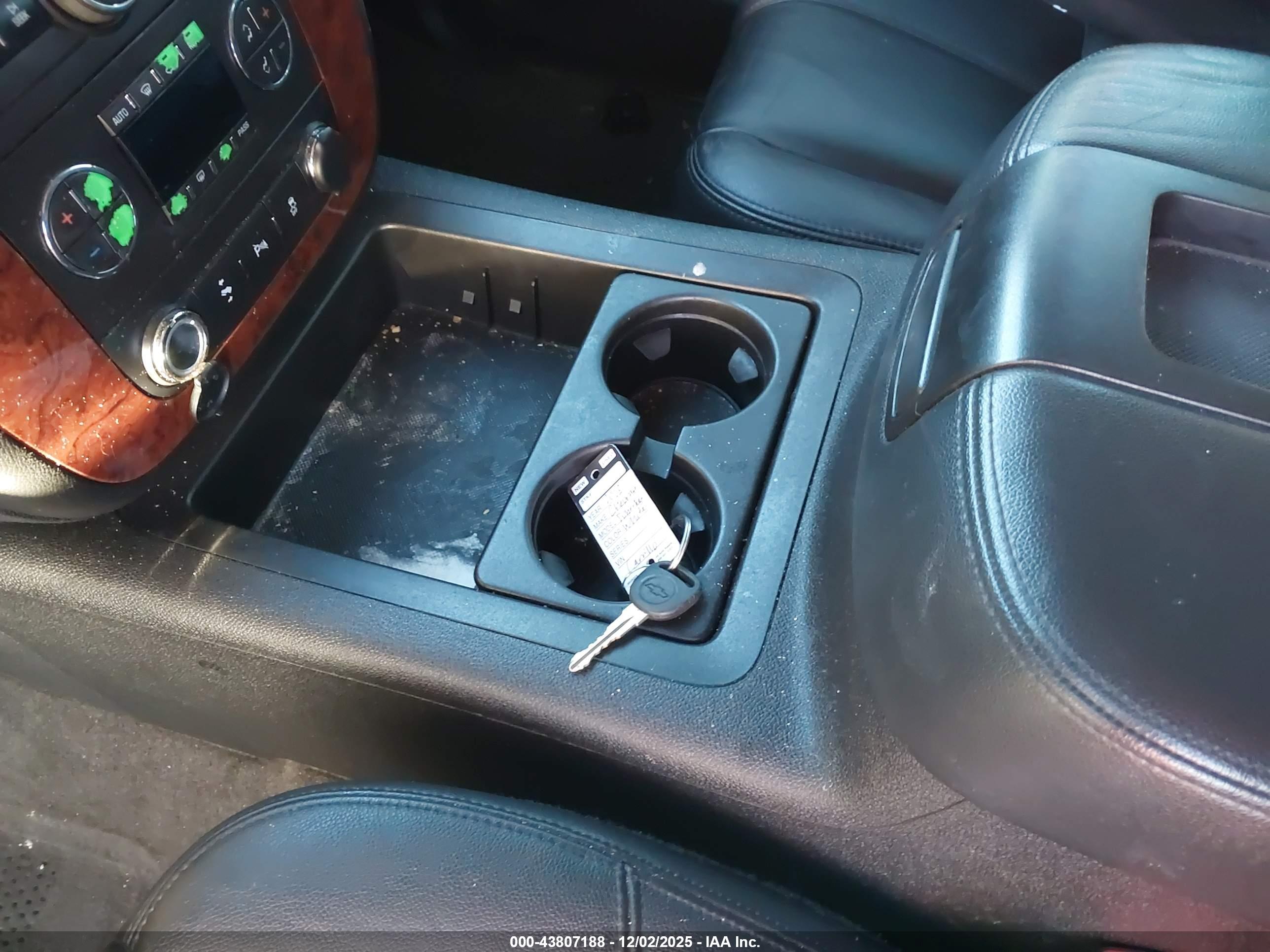 CHEVROLET SUBURBAN image 11