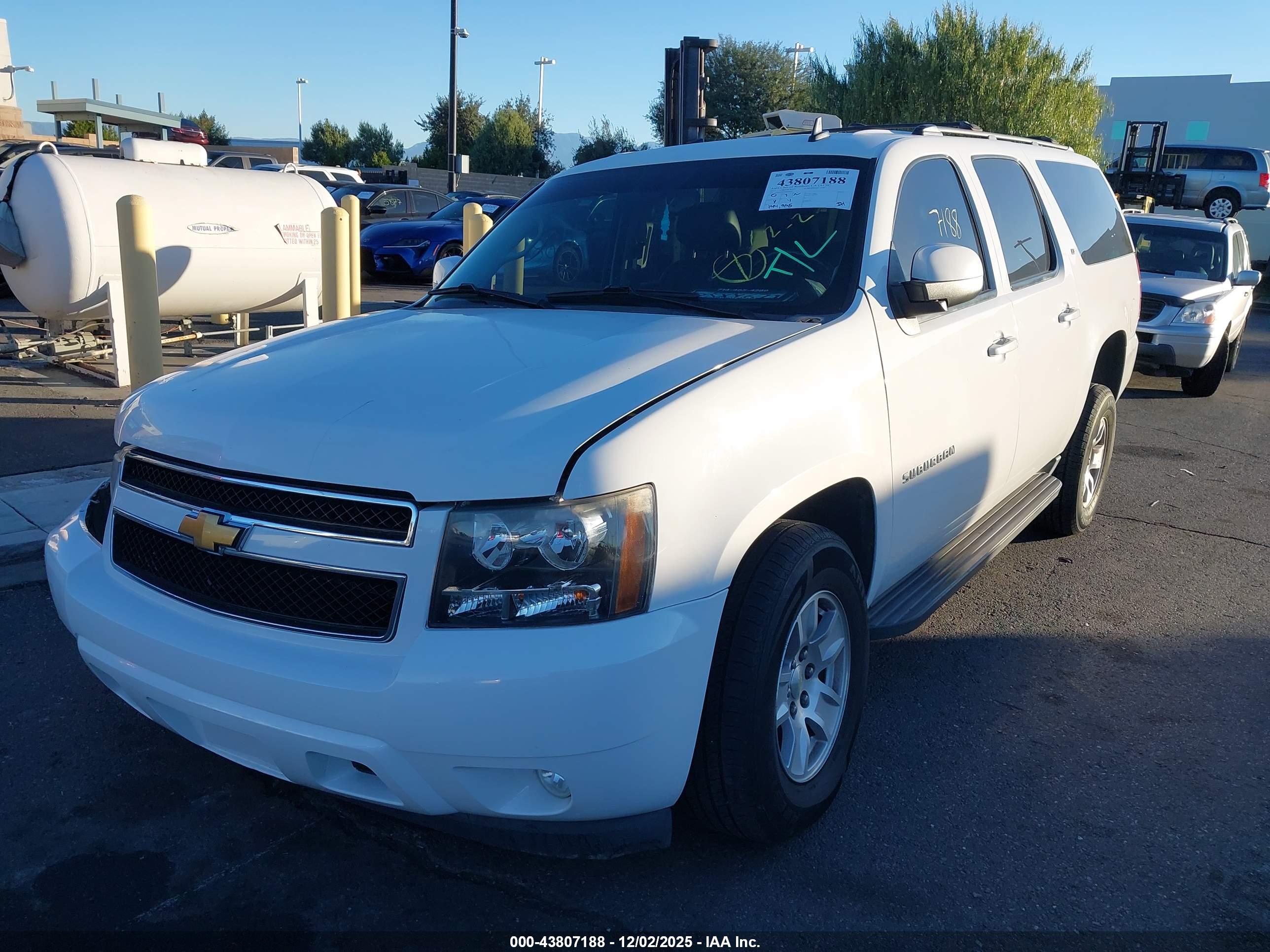 CHEVROLET SUBURBAN image 2
