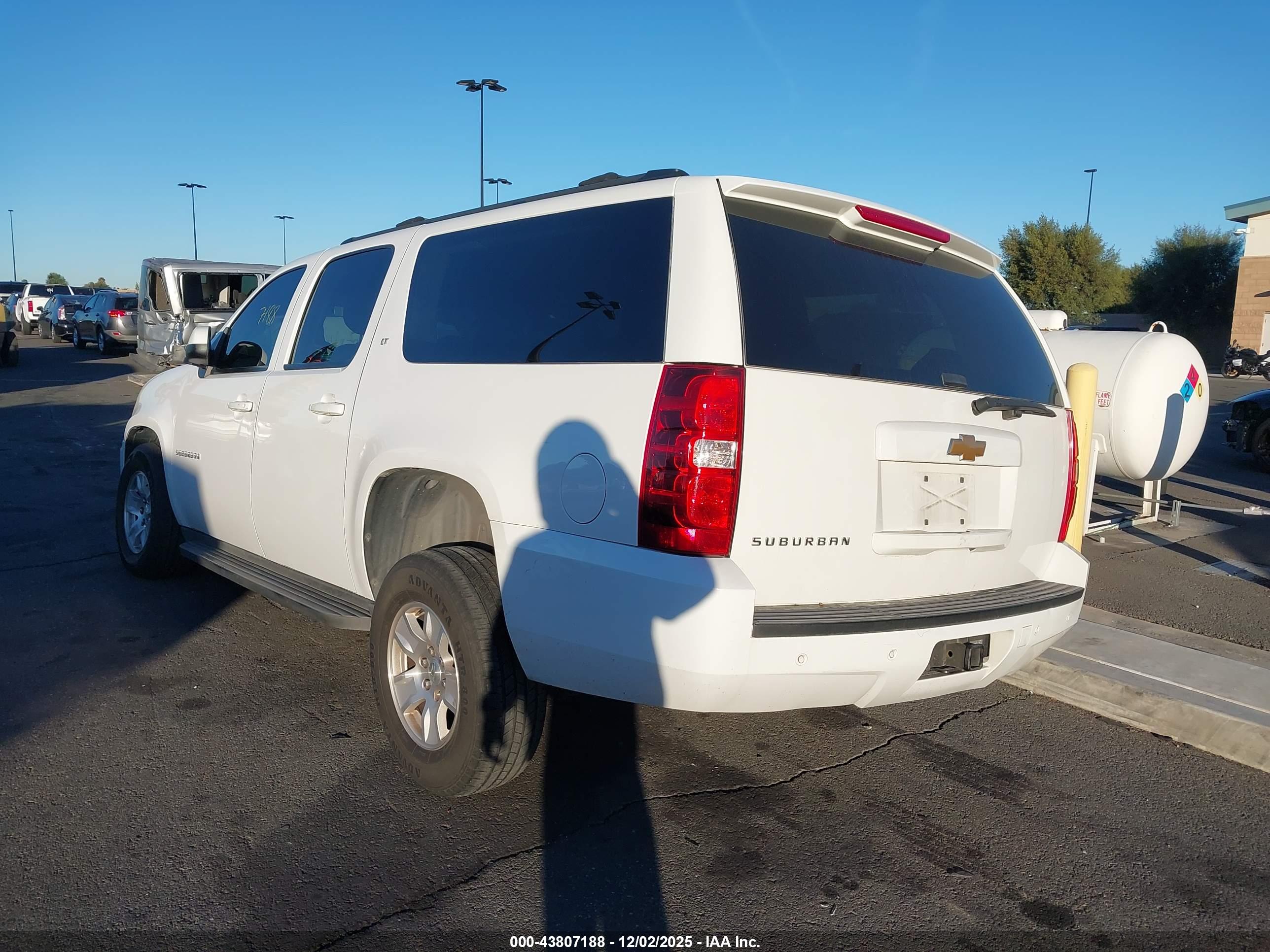 CHEVROLET SUBURBAN image 3