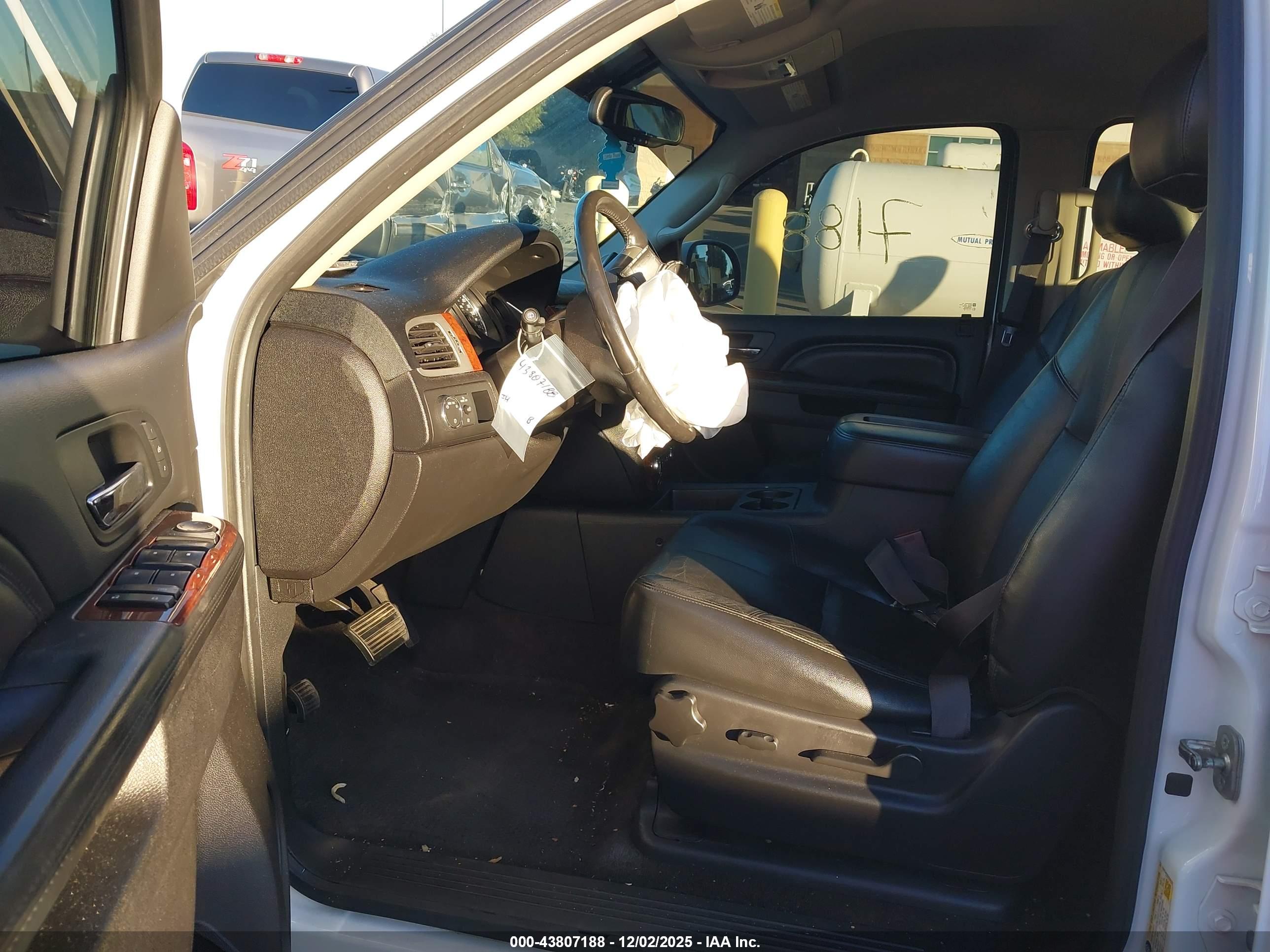 CHEVROLET SUBURBAN image 5