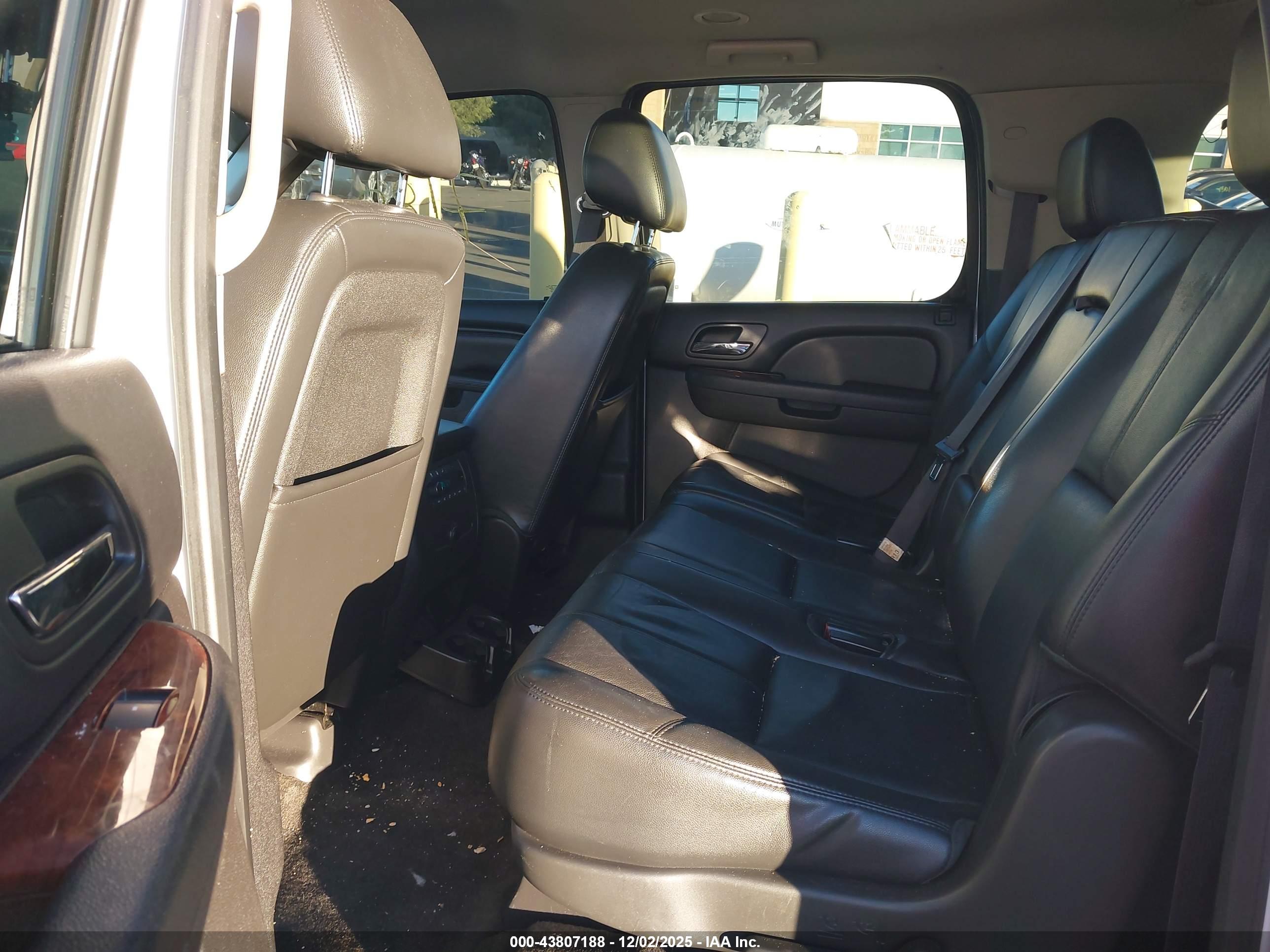 CHEVROLET SUBURBAN image 8