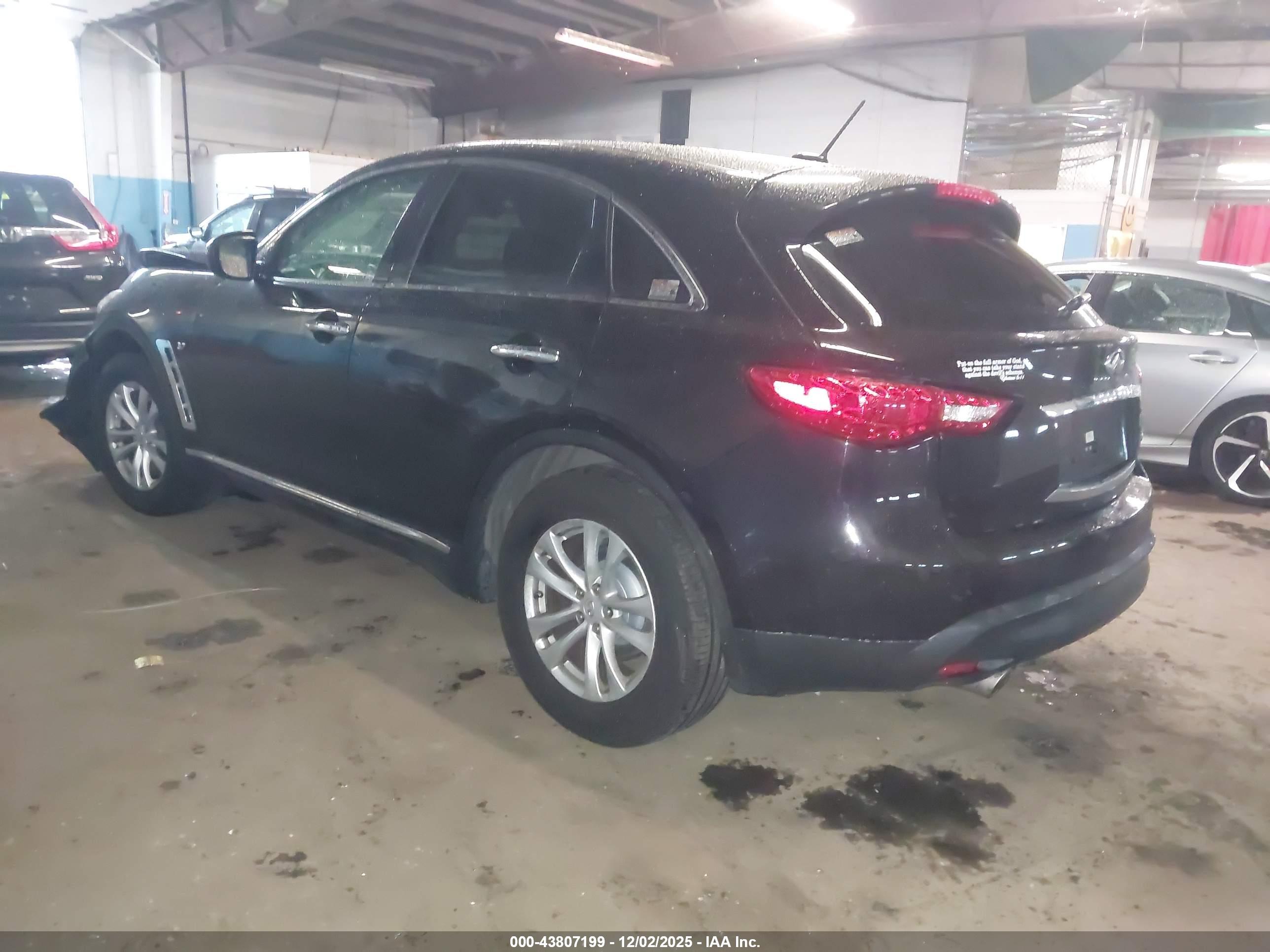 INFINITI QX70 image 3