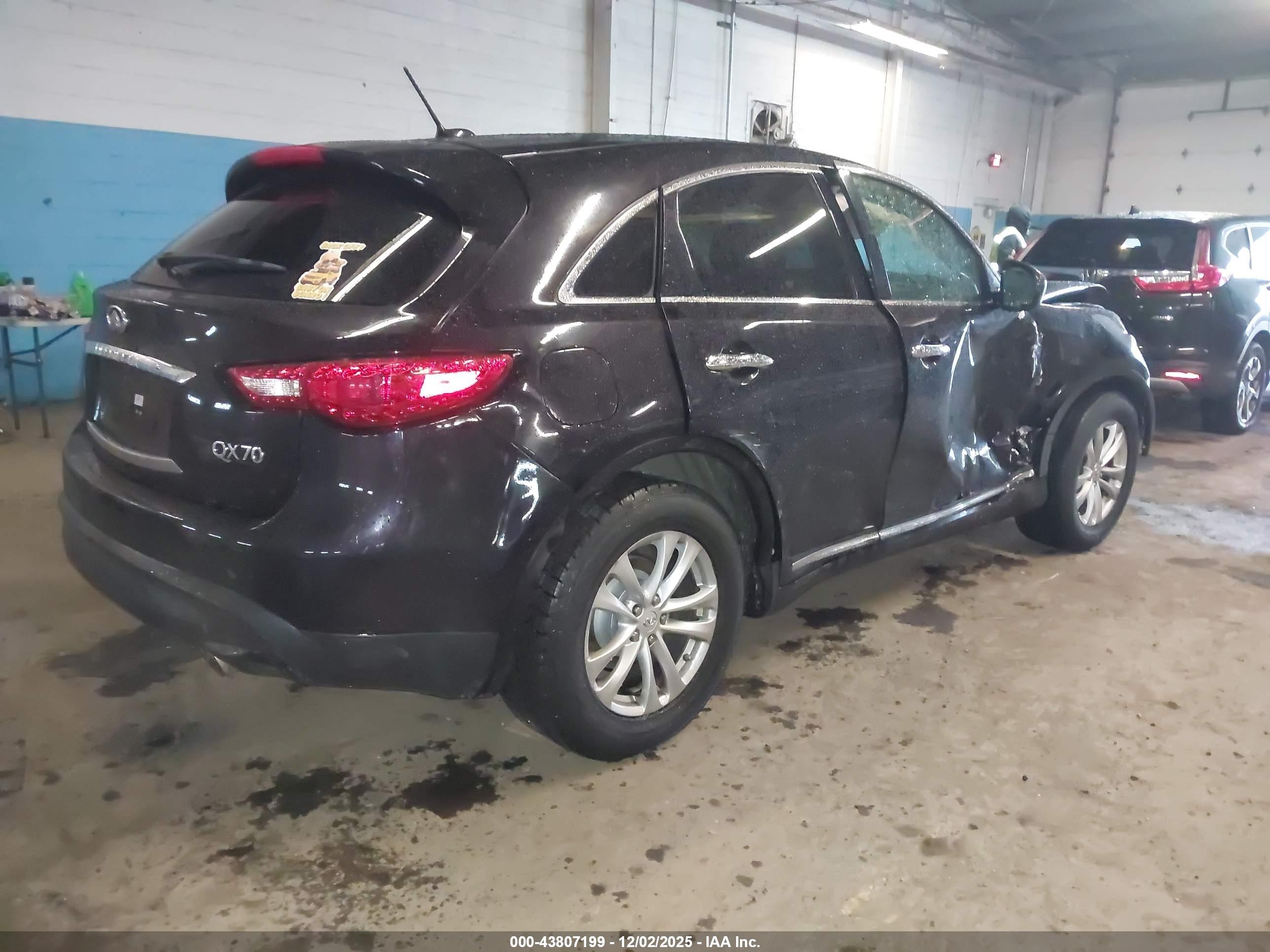 INFINITI QX70 image 4