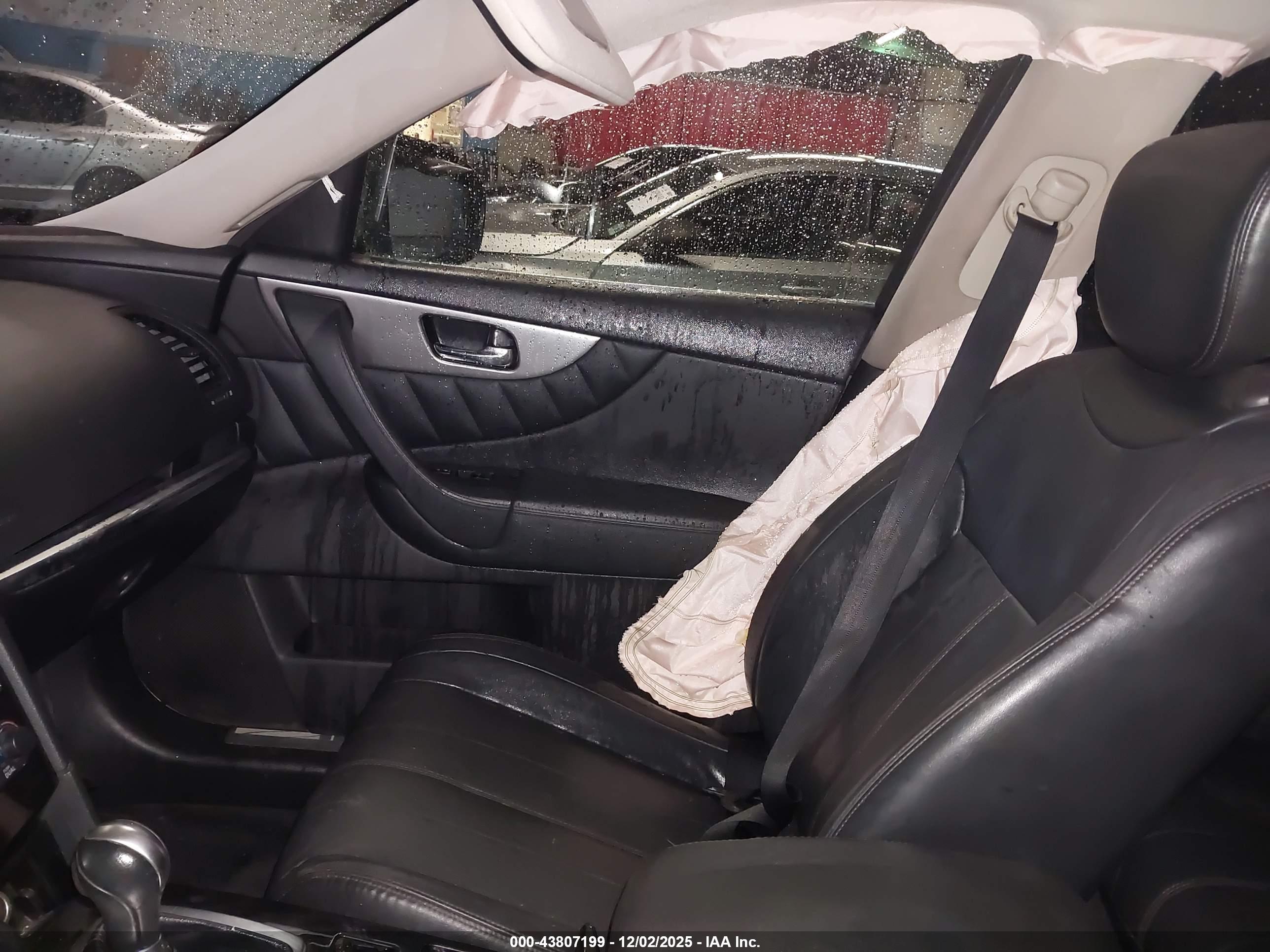 INFINITI QX70 image 5