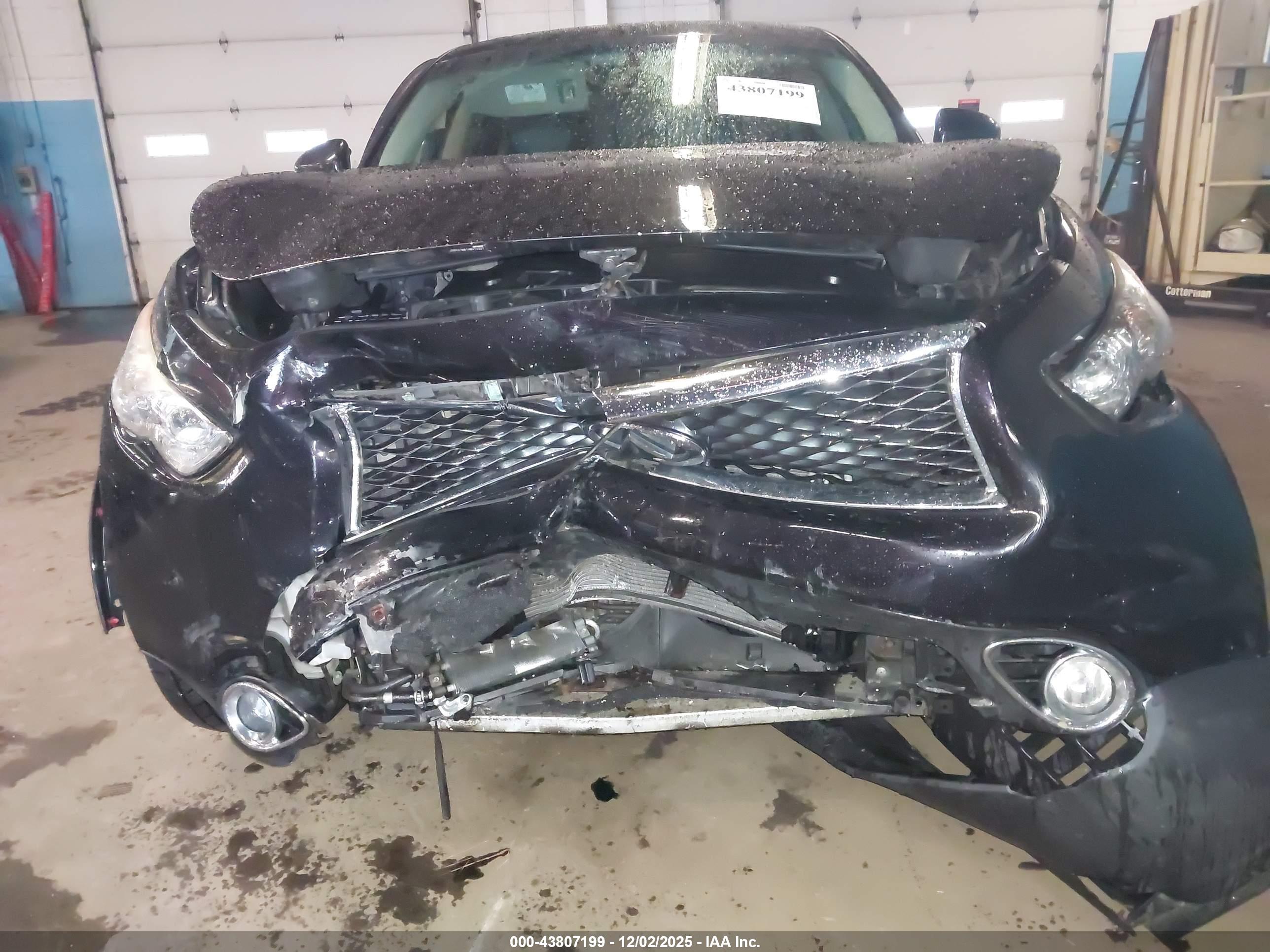 INFINITI QX70 image 6