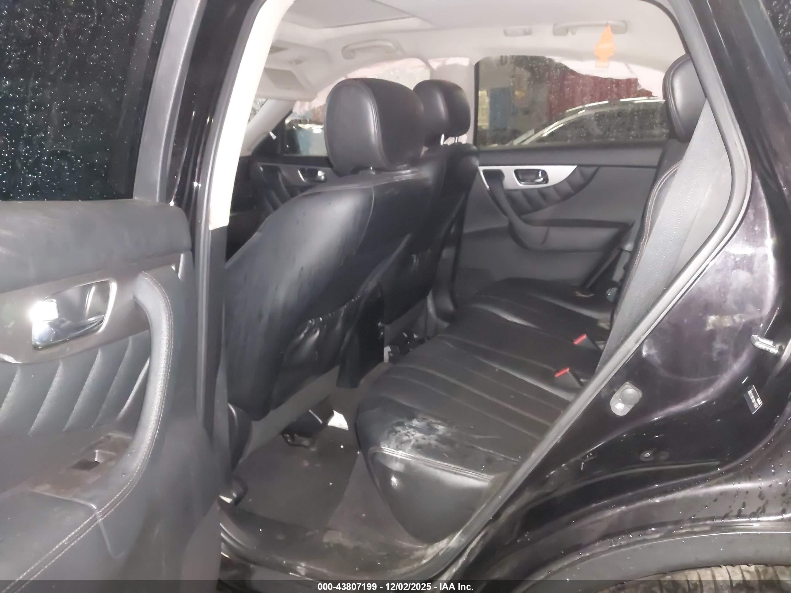 INFINITI QX70 image 8