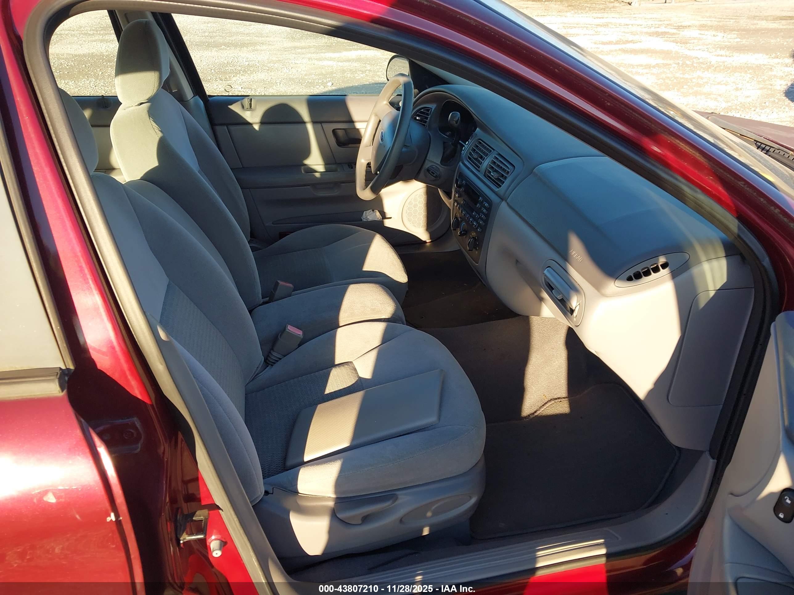FORD TAURUS image 5