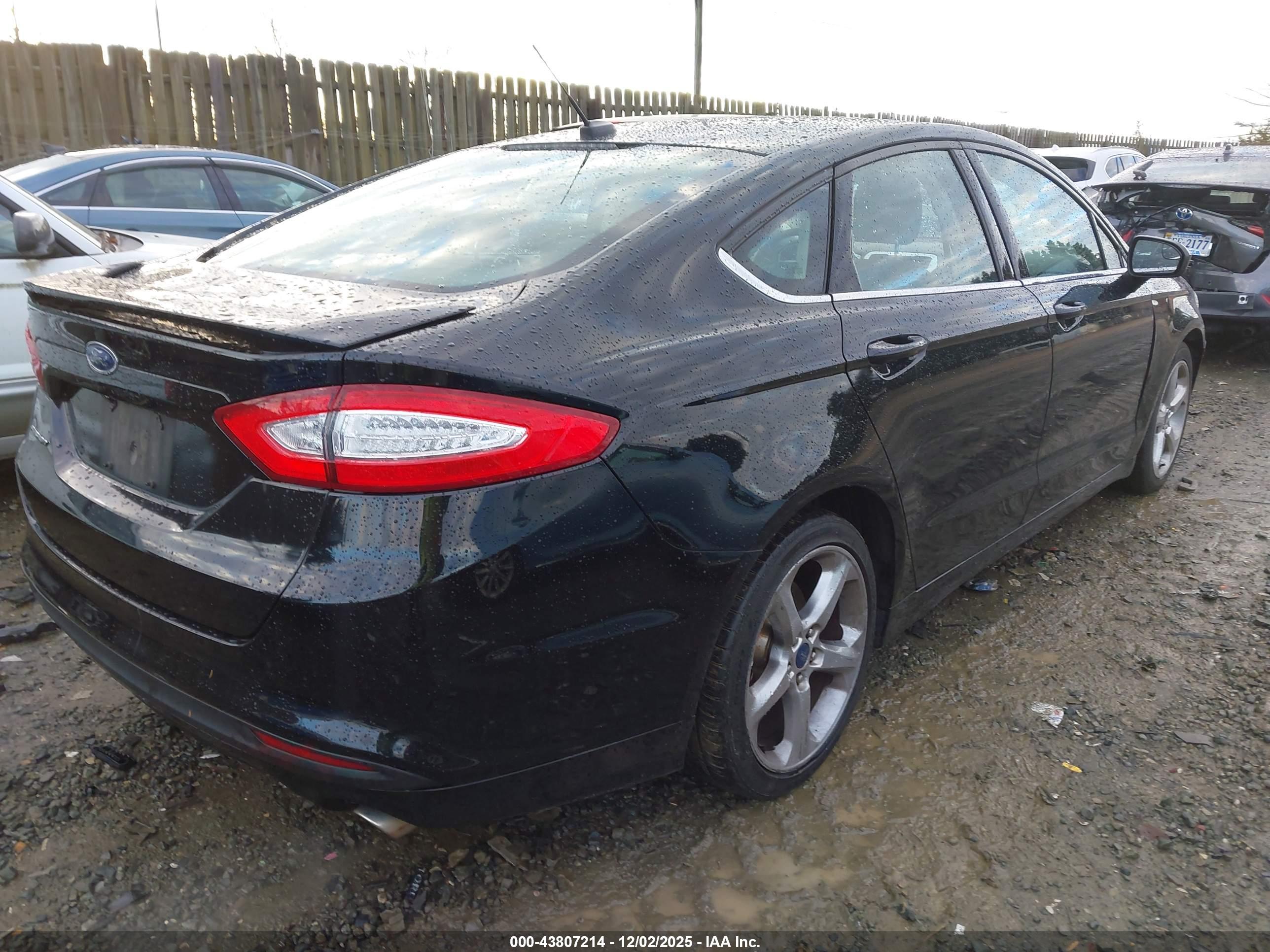 FORD FUSION image 4