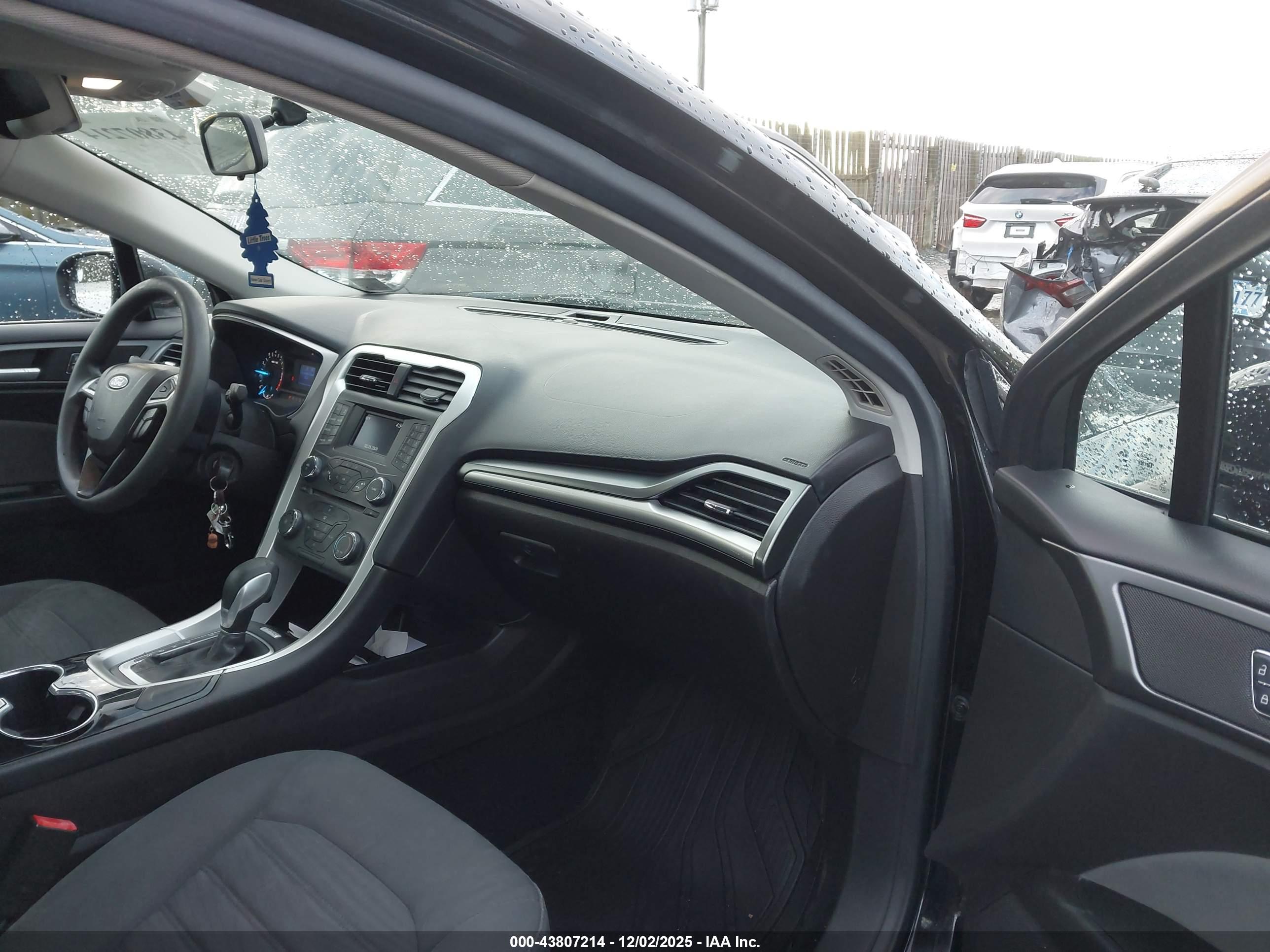 FORD FUSION image 5