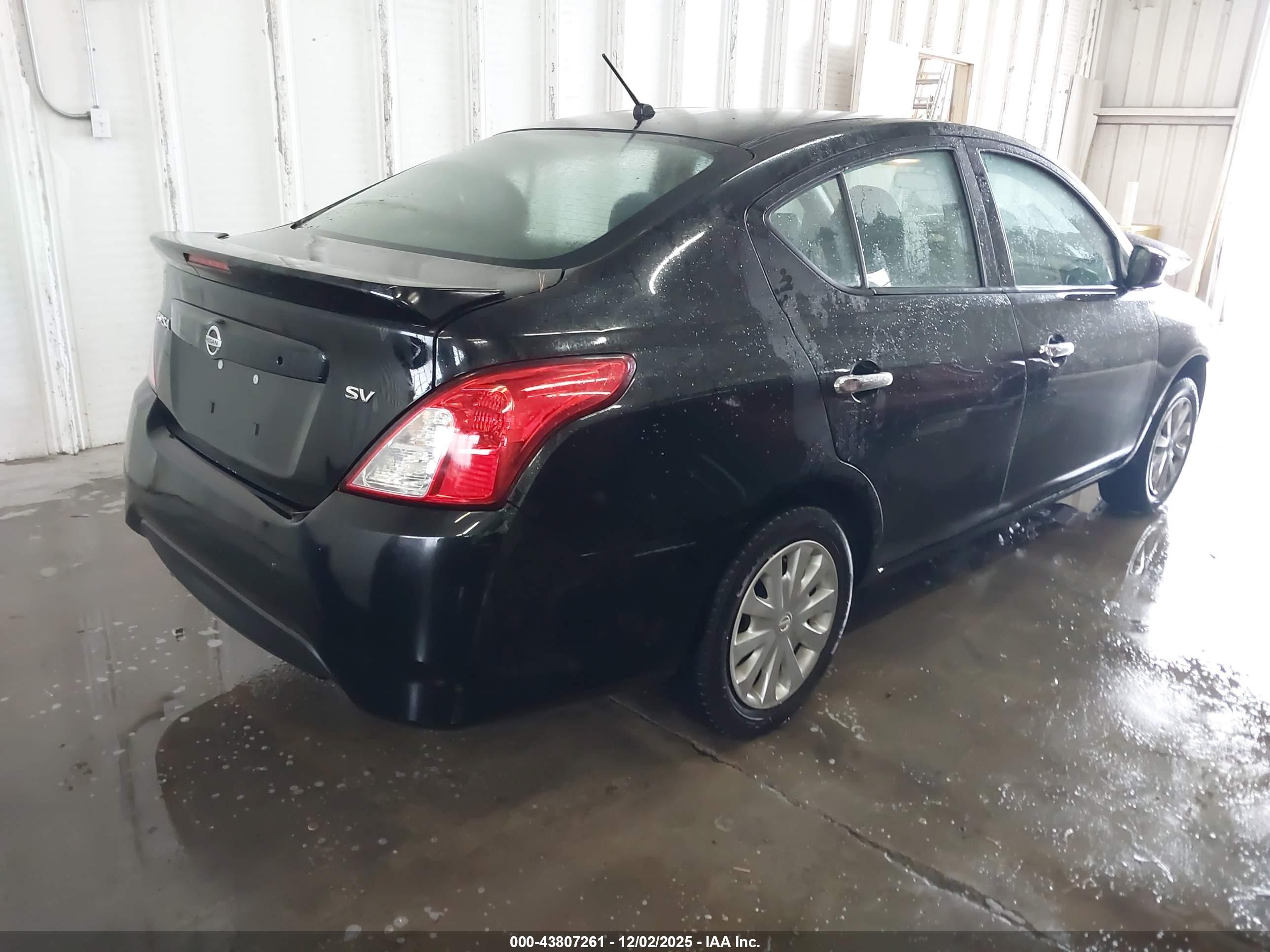 NISSAN VERSA image 4