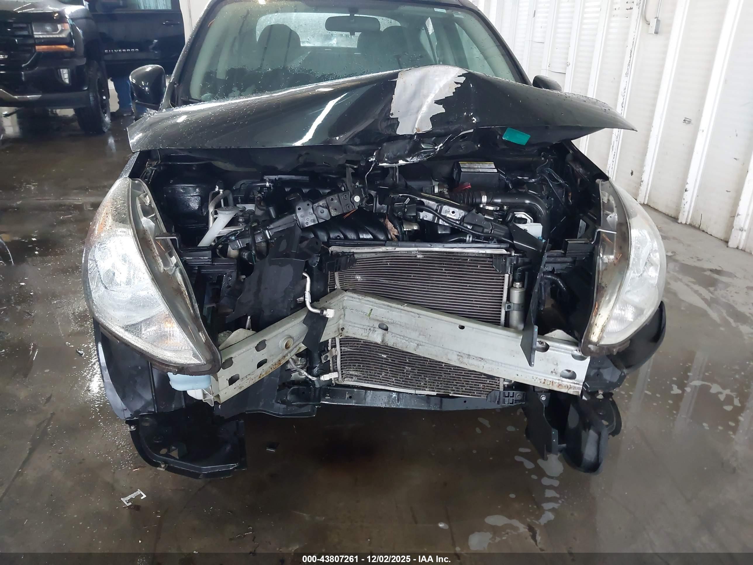 NISSAN VERSA image 6