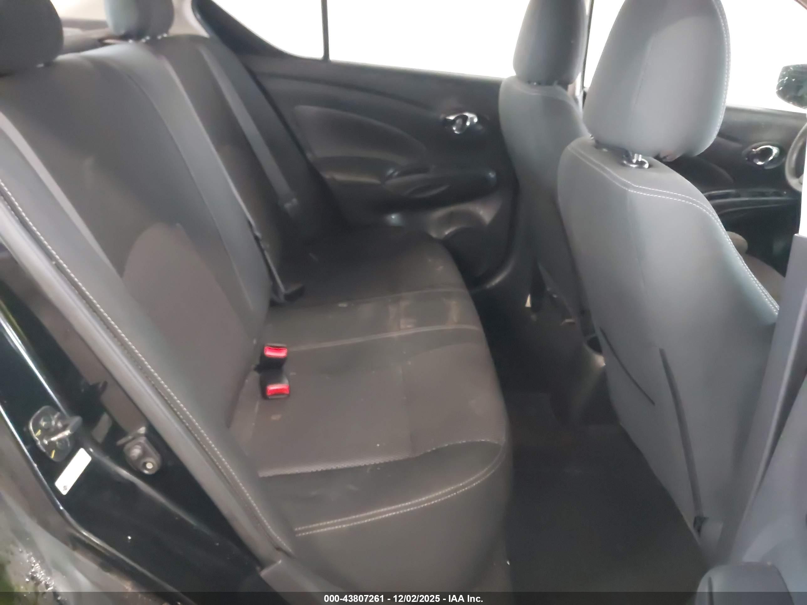 NISSAN VERSA image 8