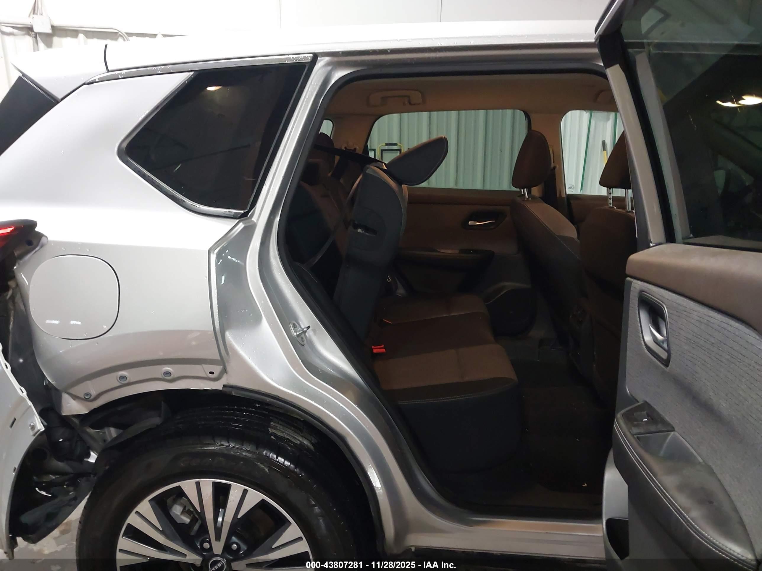 NISSAN ROGUE image 8