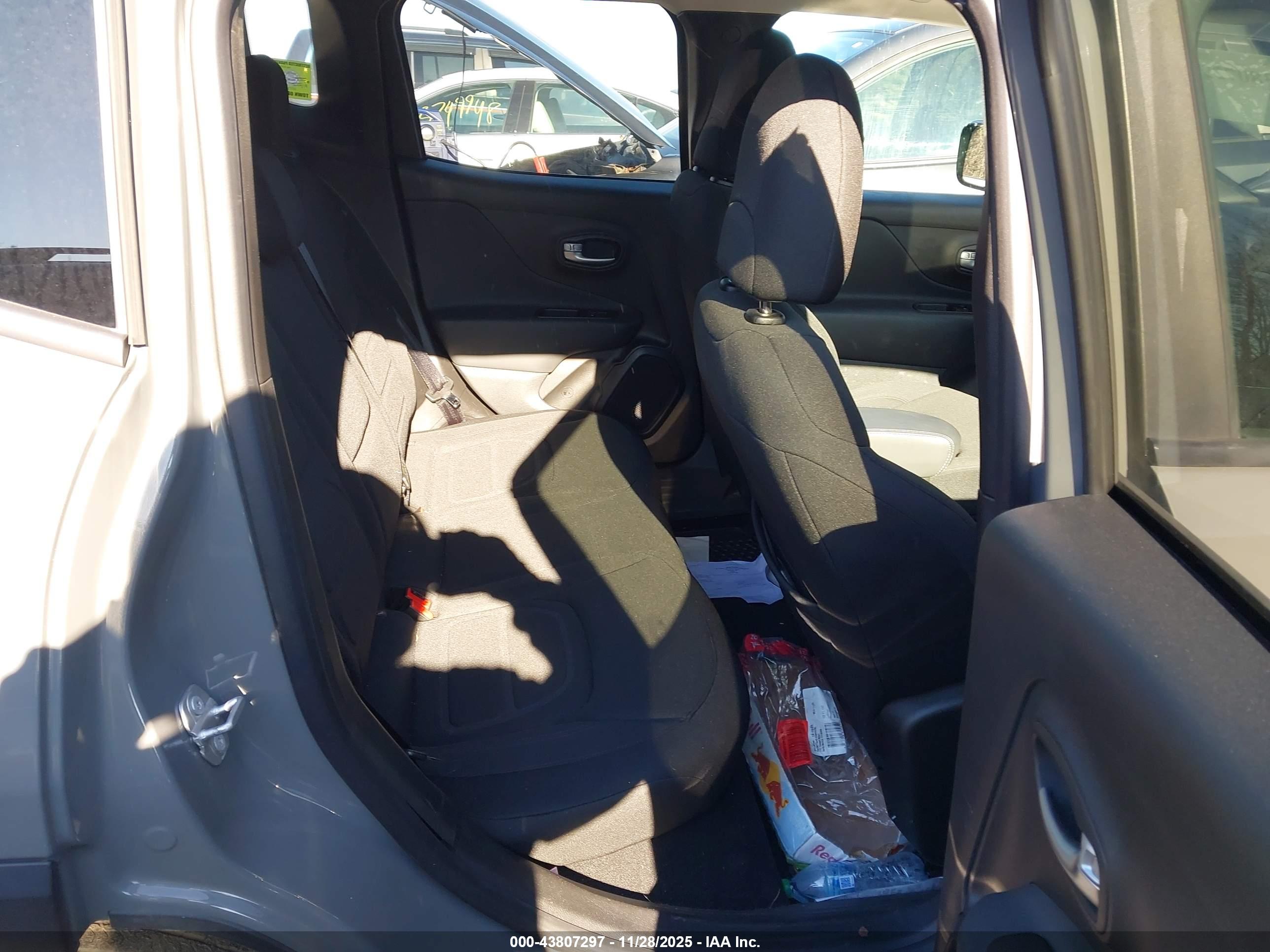 JEEP RENEGADE image 8