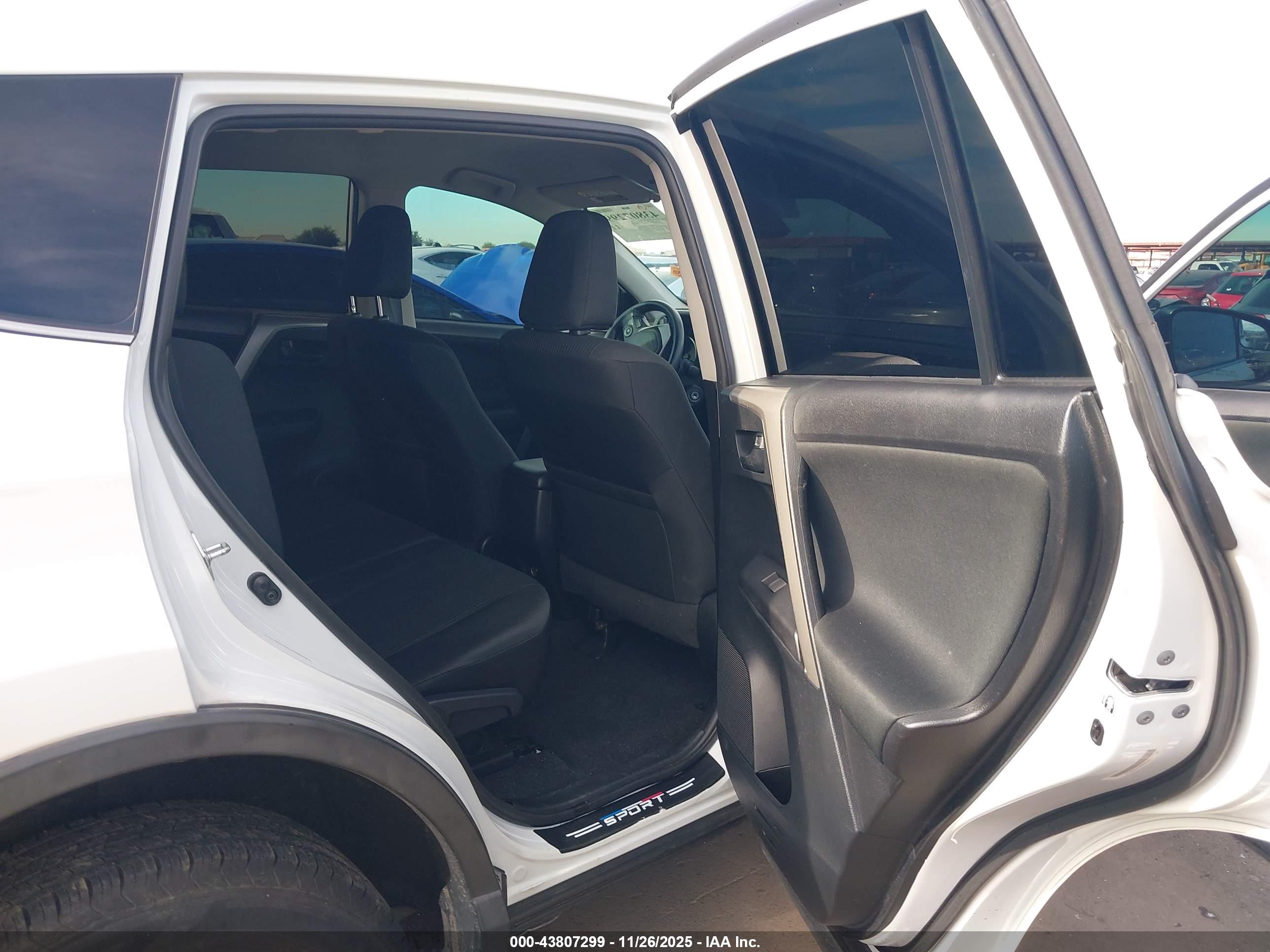 TOYOTA RAV4 image 8