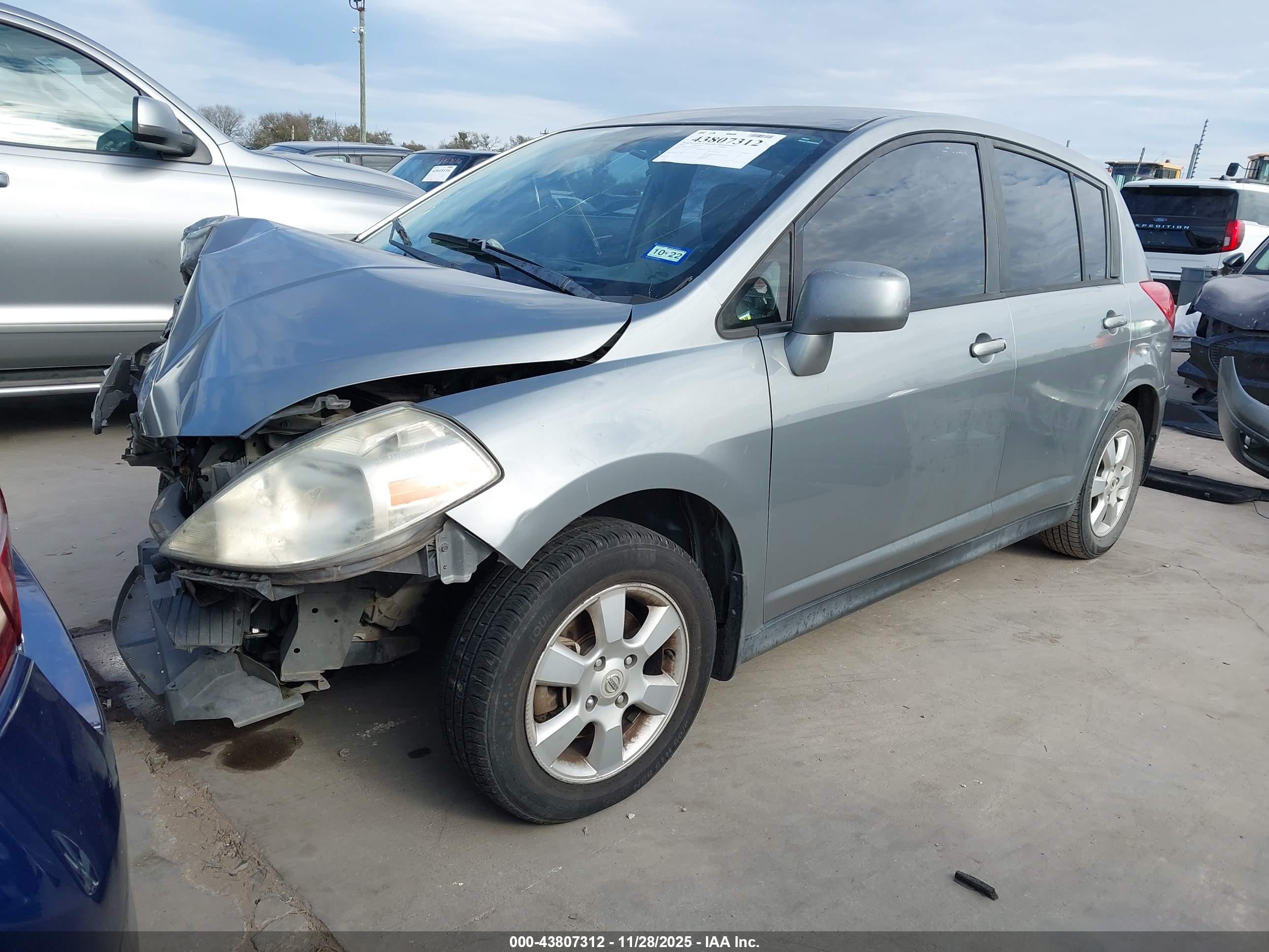 NISSAN VERSA image 2