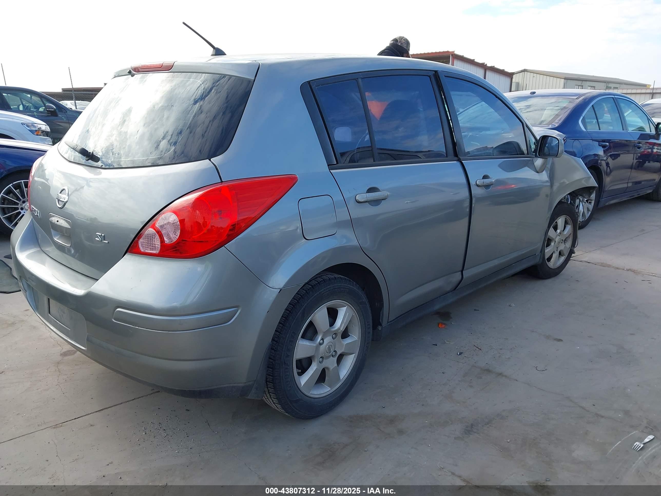 NISSAN VERSA image 4