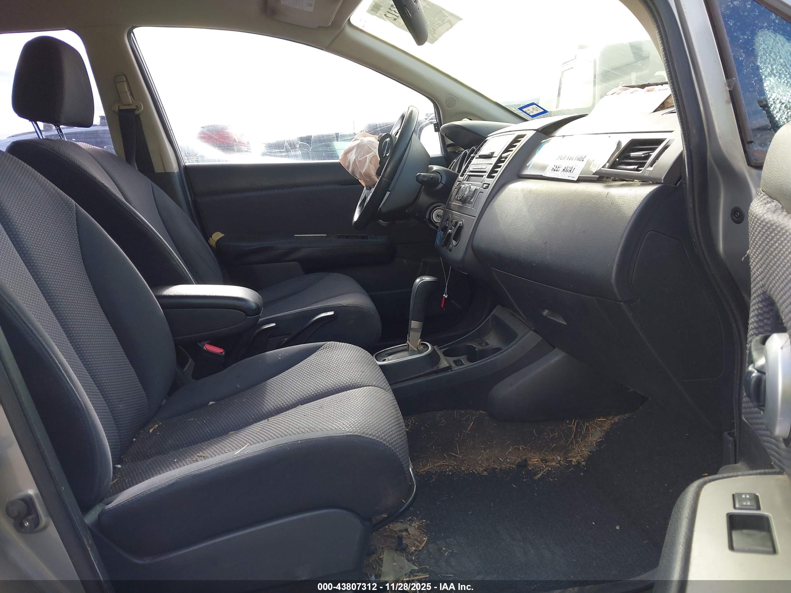 NISSAN VERSA image 5