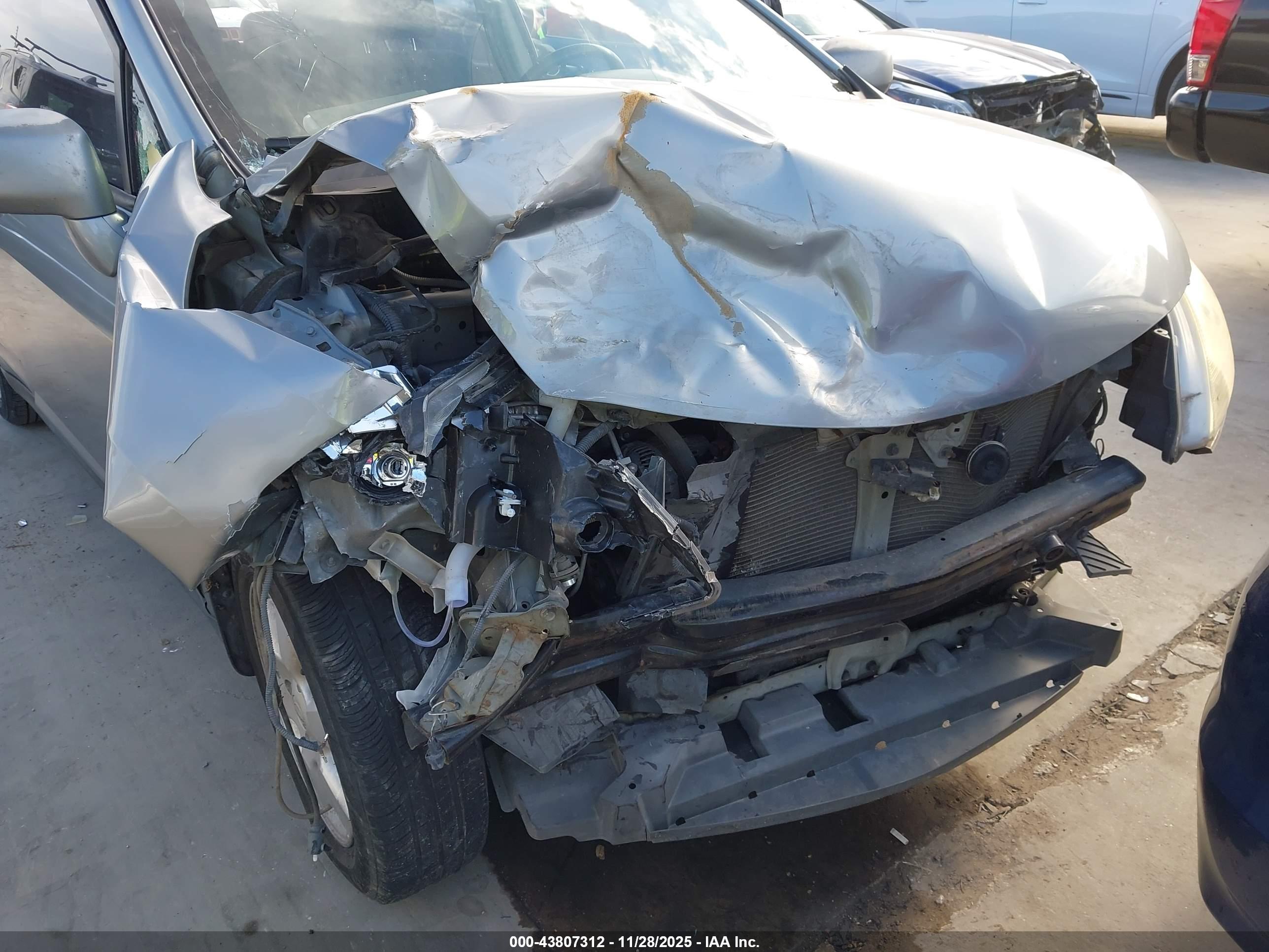 NISSAN VERSA image 6