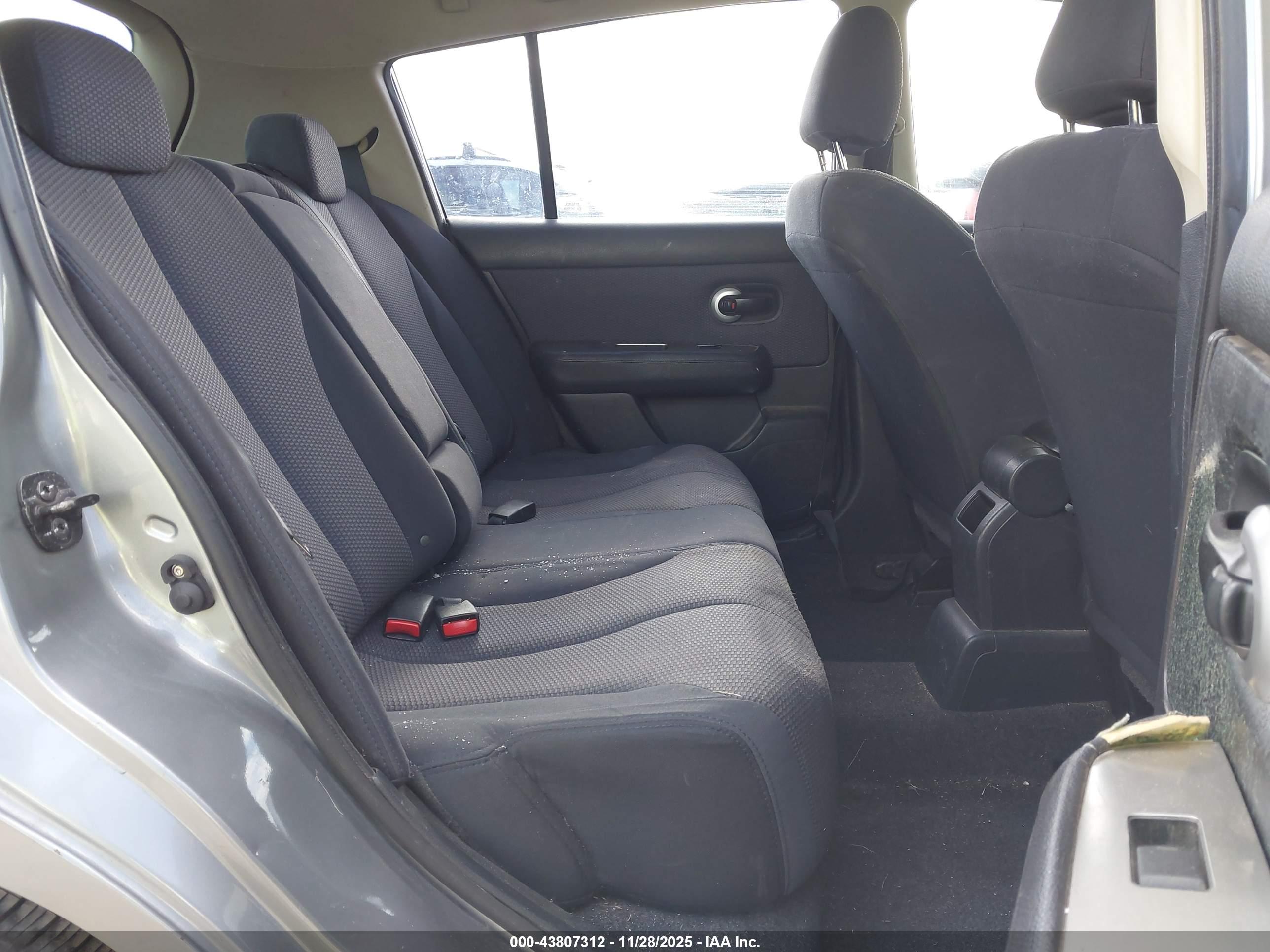 NISSAN VERSA image 8