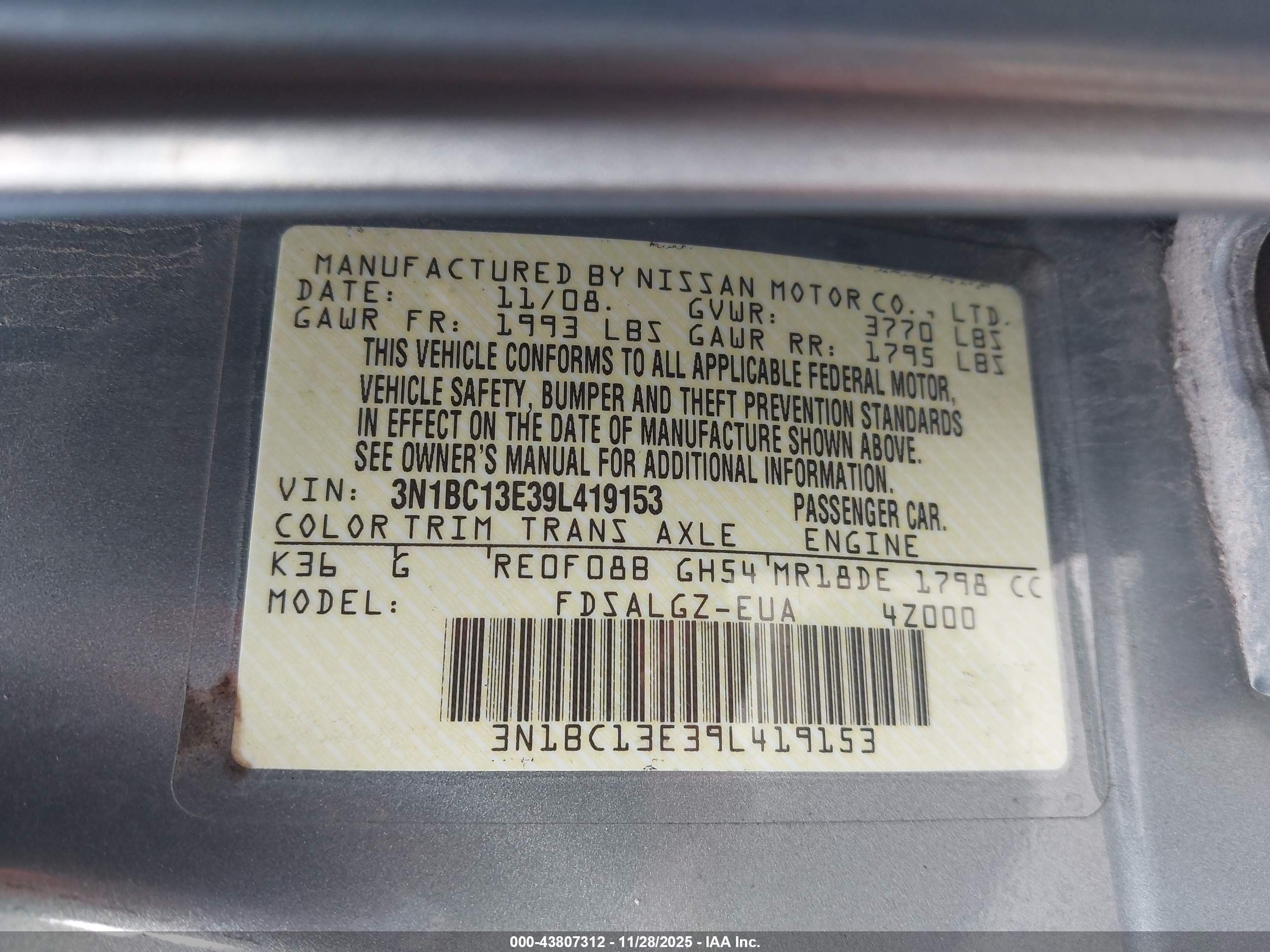 NISSAN VERSA image 9